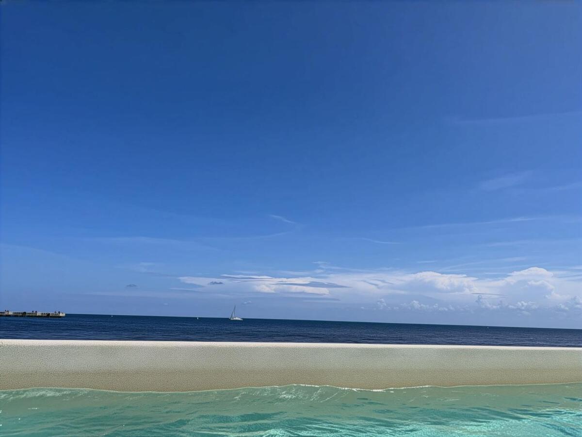 Beachfront 2BR 2BA Condo w Balcony, Ocean Views, imagen 2