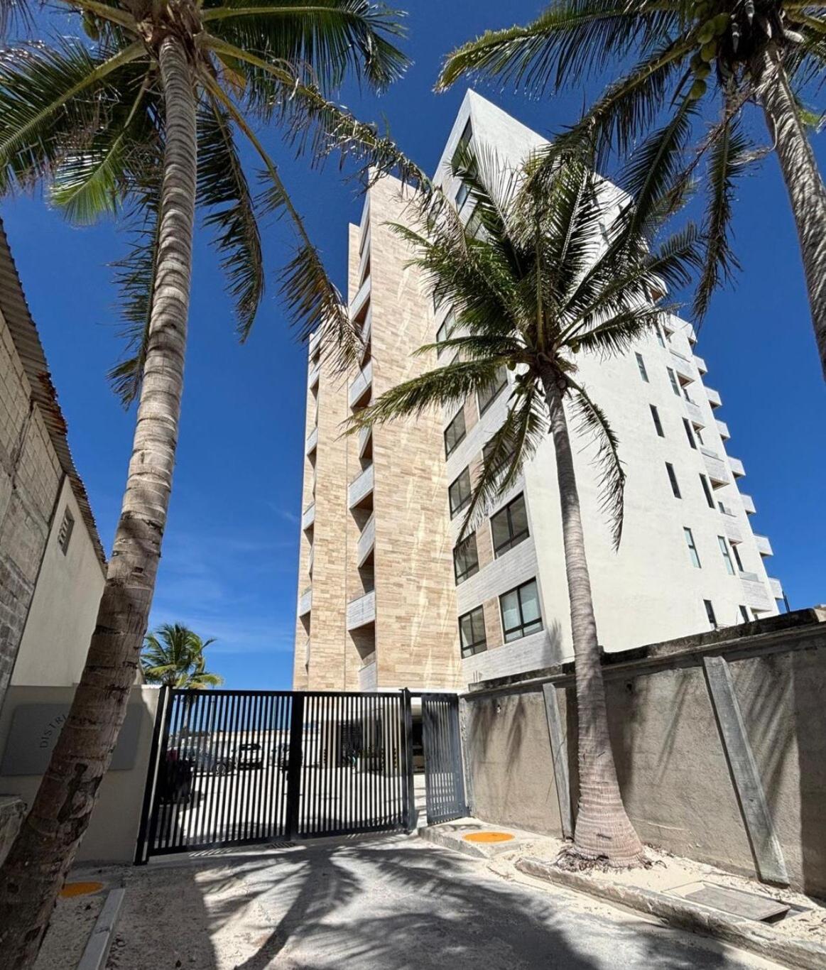 Beachfront 2BR 2BA Condo w Balcony, Ocean Views, foto 15