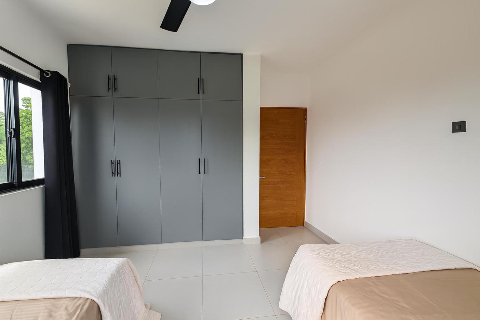 Modern Penthouse with Rooftop Oasis & Gated Parking - 3, foto 16
