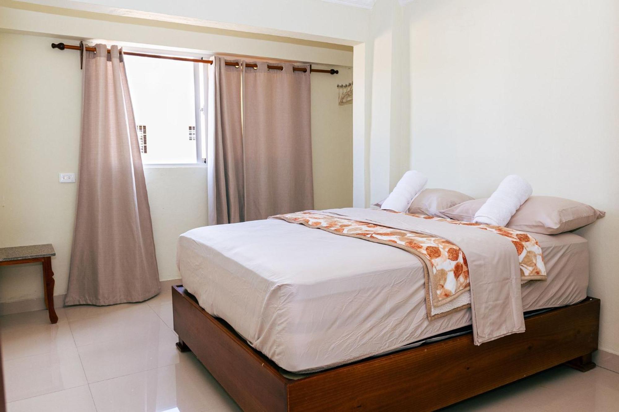 Modern 1-Bedroom Apartment with Private Balcony Fast Wi-Fi Santo Domingo Este, imagen 2