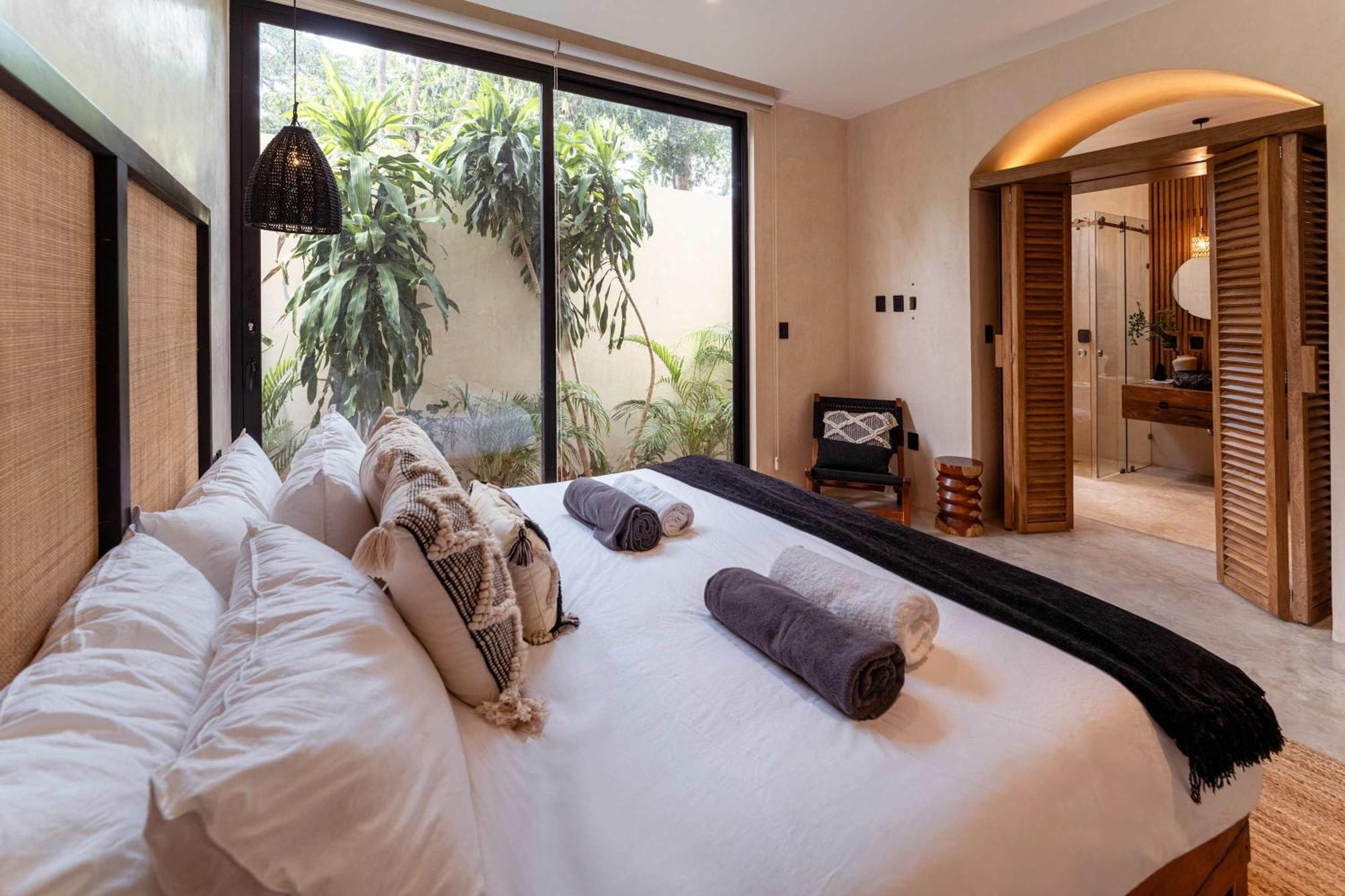 Luxe 3BR Villa - Two Private Pools including Rooftop Modern Boho Style, foto 16