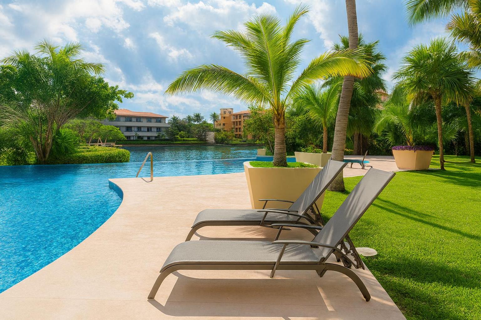 High-End Waterfront Condo at Secrets Waters, imagen 2