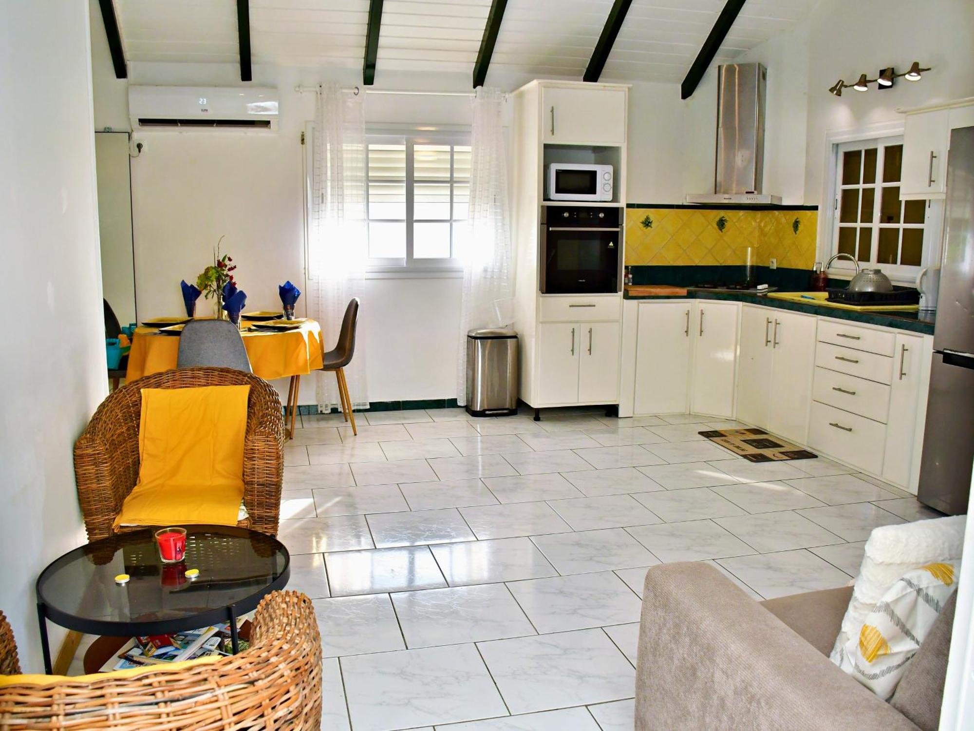 Le Sable Bleu - Évasion tropicale - Idéal Couples & Familles - PLAGE 5min - Piscine - Parking privé - Logement climatisé - Vue sur les palmiers - Restau snack familial sur place, foto 12