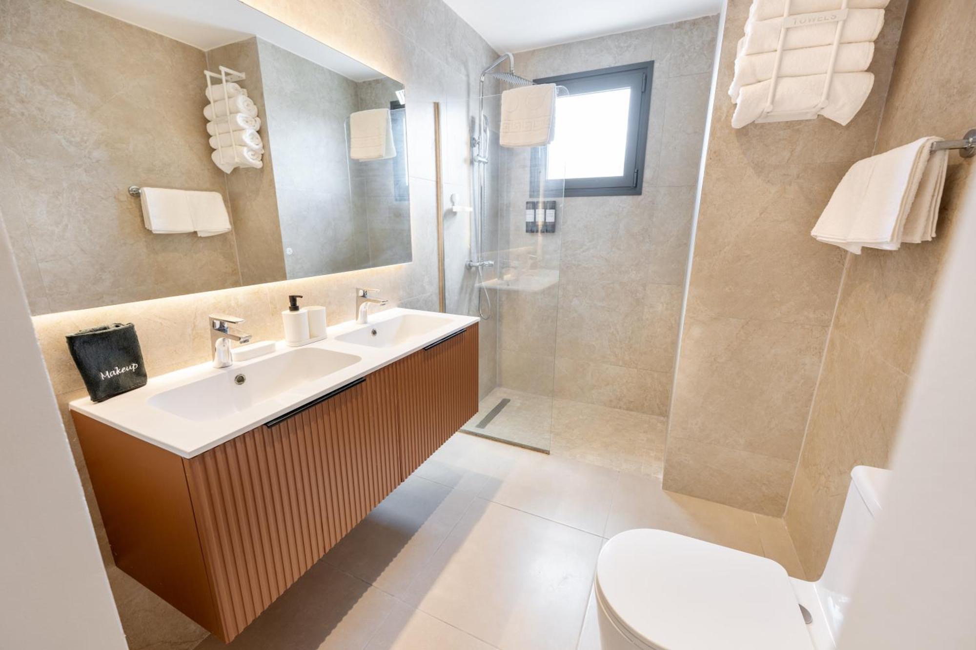 Corner Penthouse with Ocean and City Views with a Content Creator Hub, foto 8