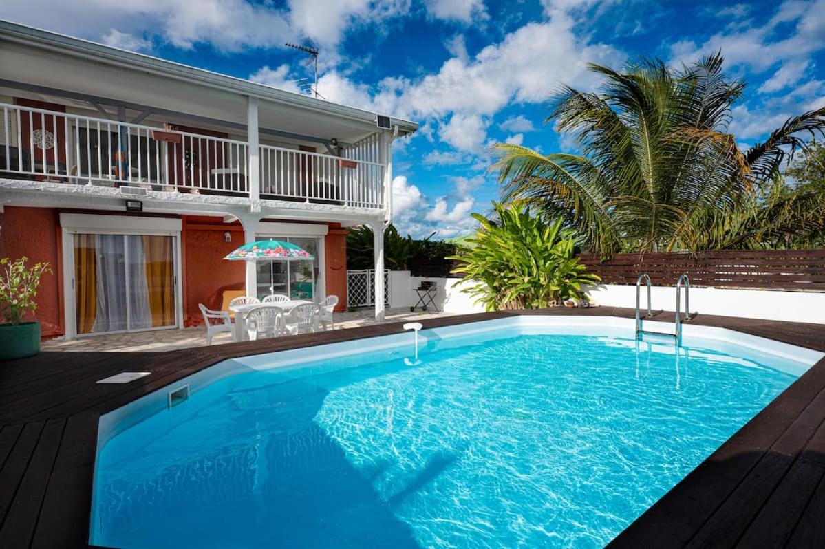 Villa au cœur des îles Guadeloupe, piscine et vue marina du Gosier