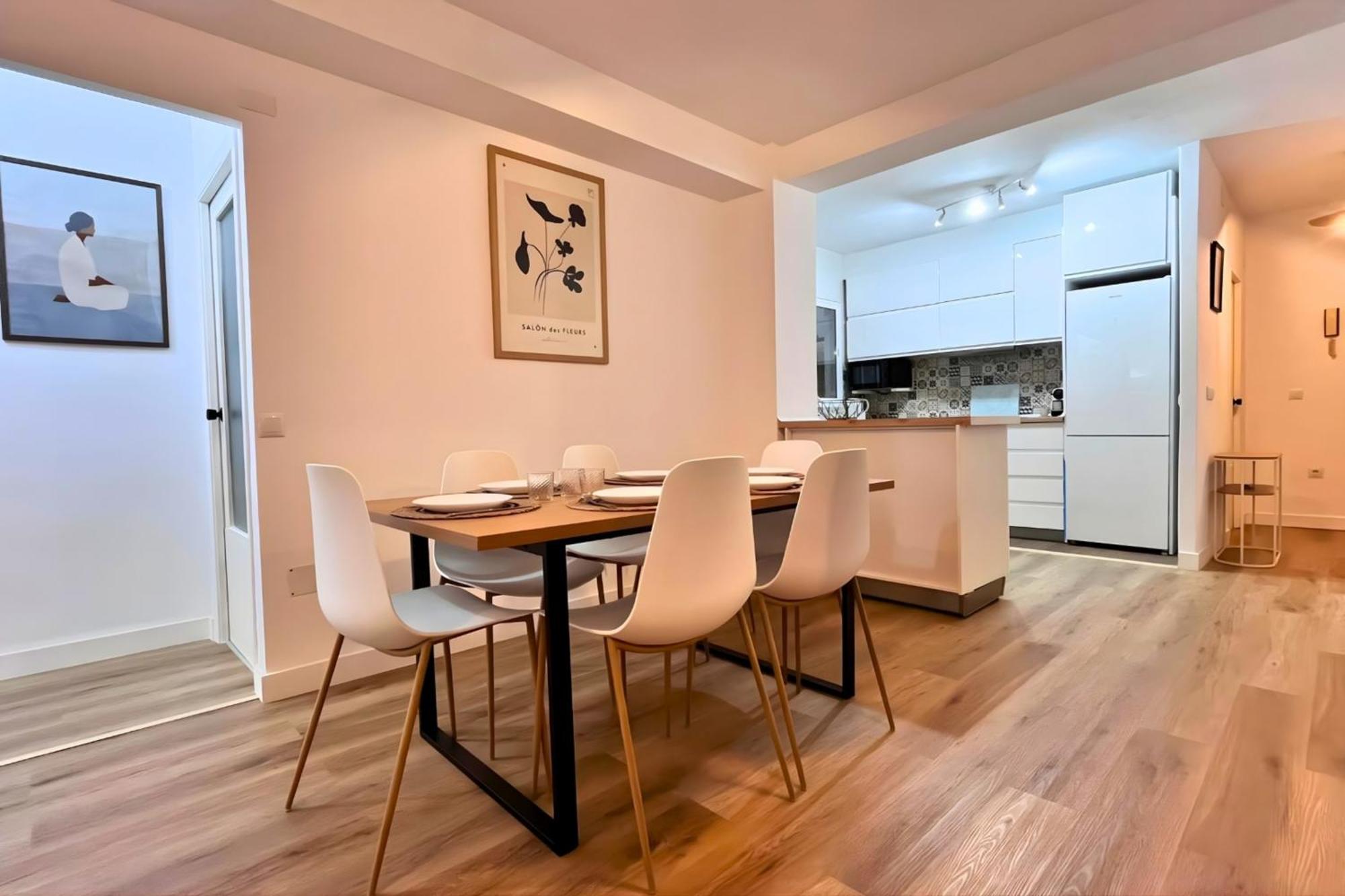 Spacious 3 bedroom renovated property 500 m from the beaches