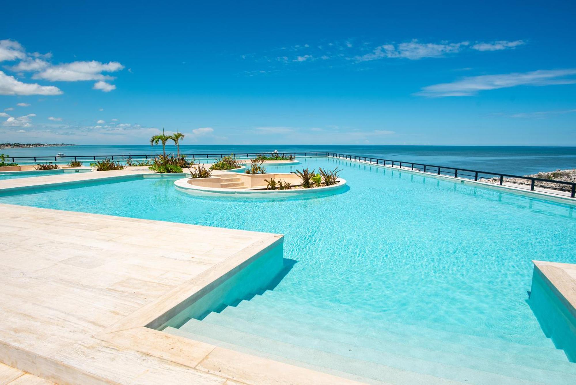Ocean and Marina views from this fantastic beachfront condo, imagen 3
