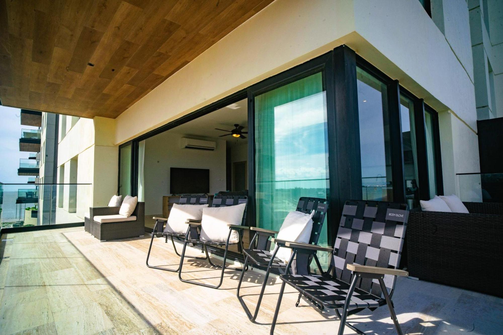 Ocean and Marina views from this fantastic beachfront condo, foto 7