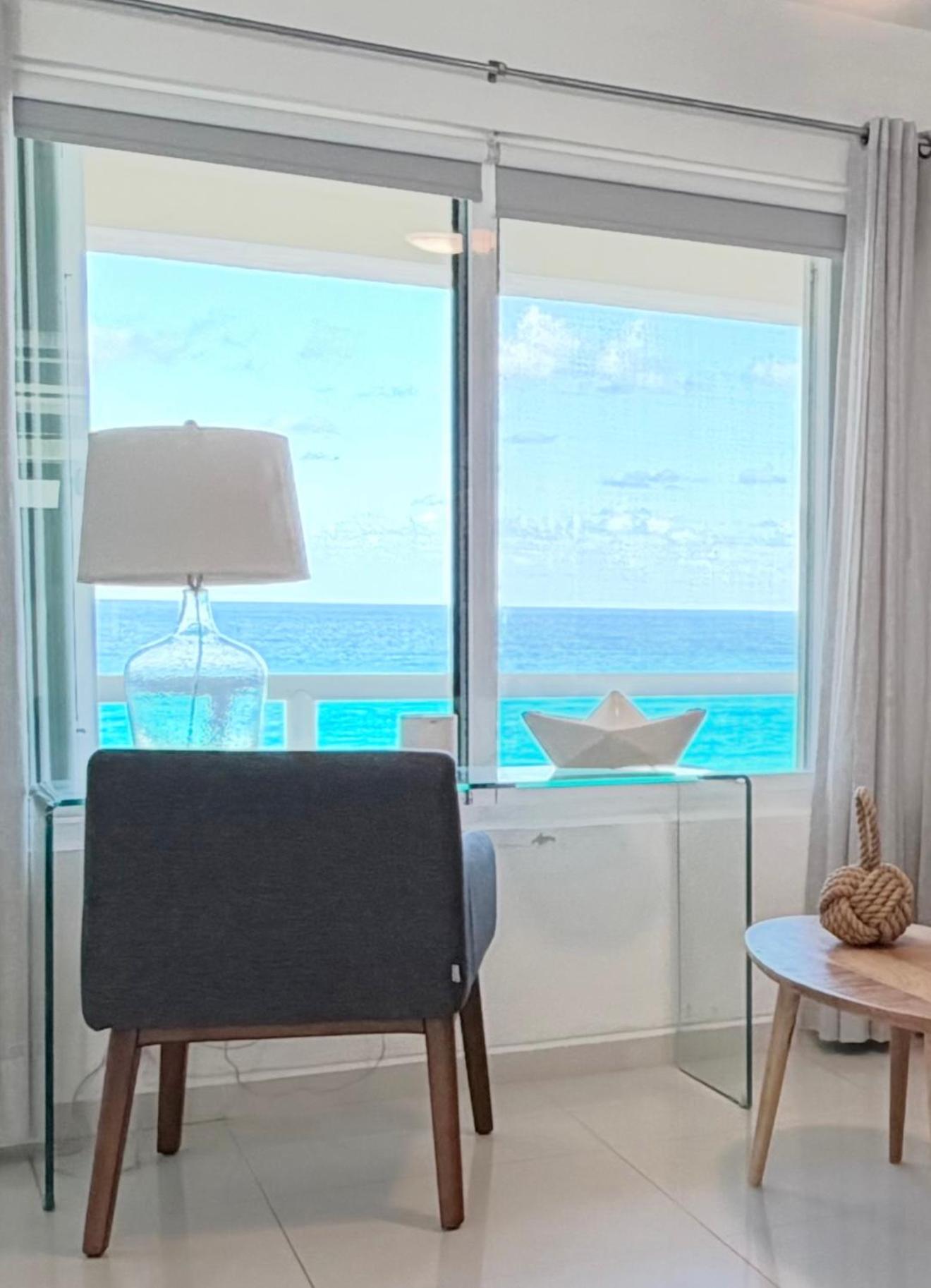 Beachfront Three-Story Coastal Penthouse, 3BR-3BA, foto 9