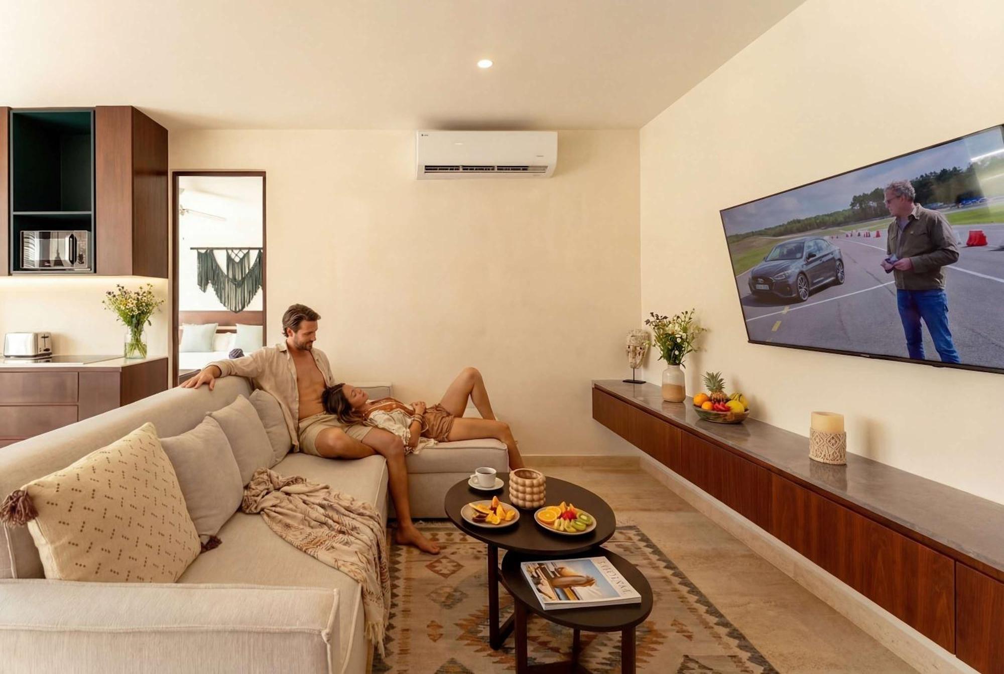 Sleek Penthouse Escape with Rooftop Pool, imagen 2