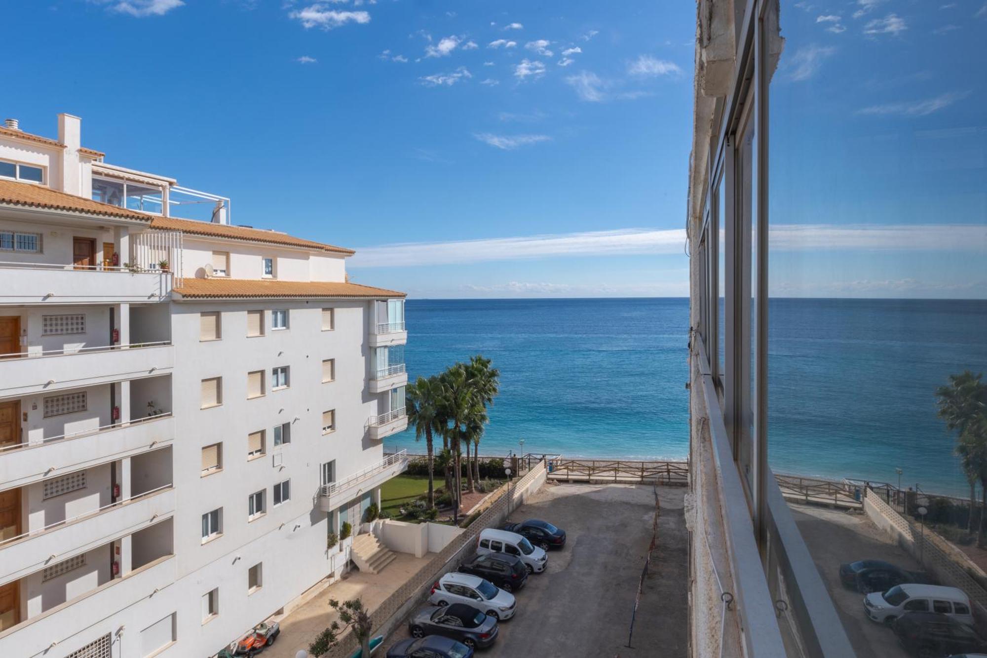 A pie de playa con Ascensor y Workspace By DelucaCo