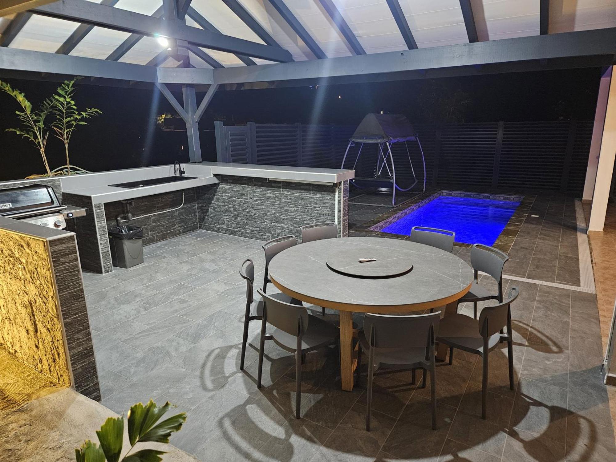 Évasion Créole Détente tropicale avec piscine, jacuzzi et plage à proximité!