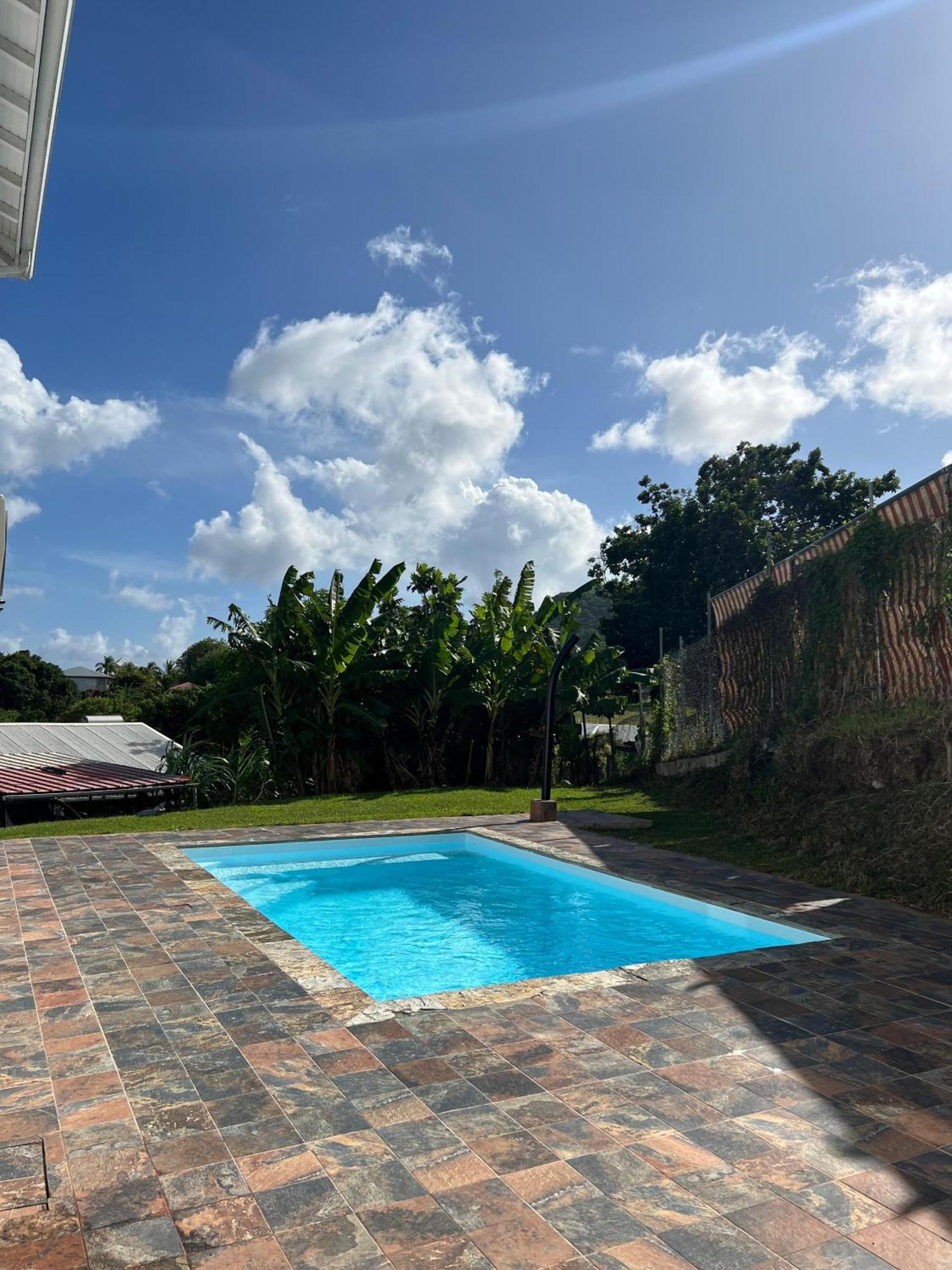 Havre de détente, F2 et studio en bas de villa avec piscine