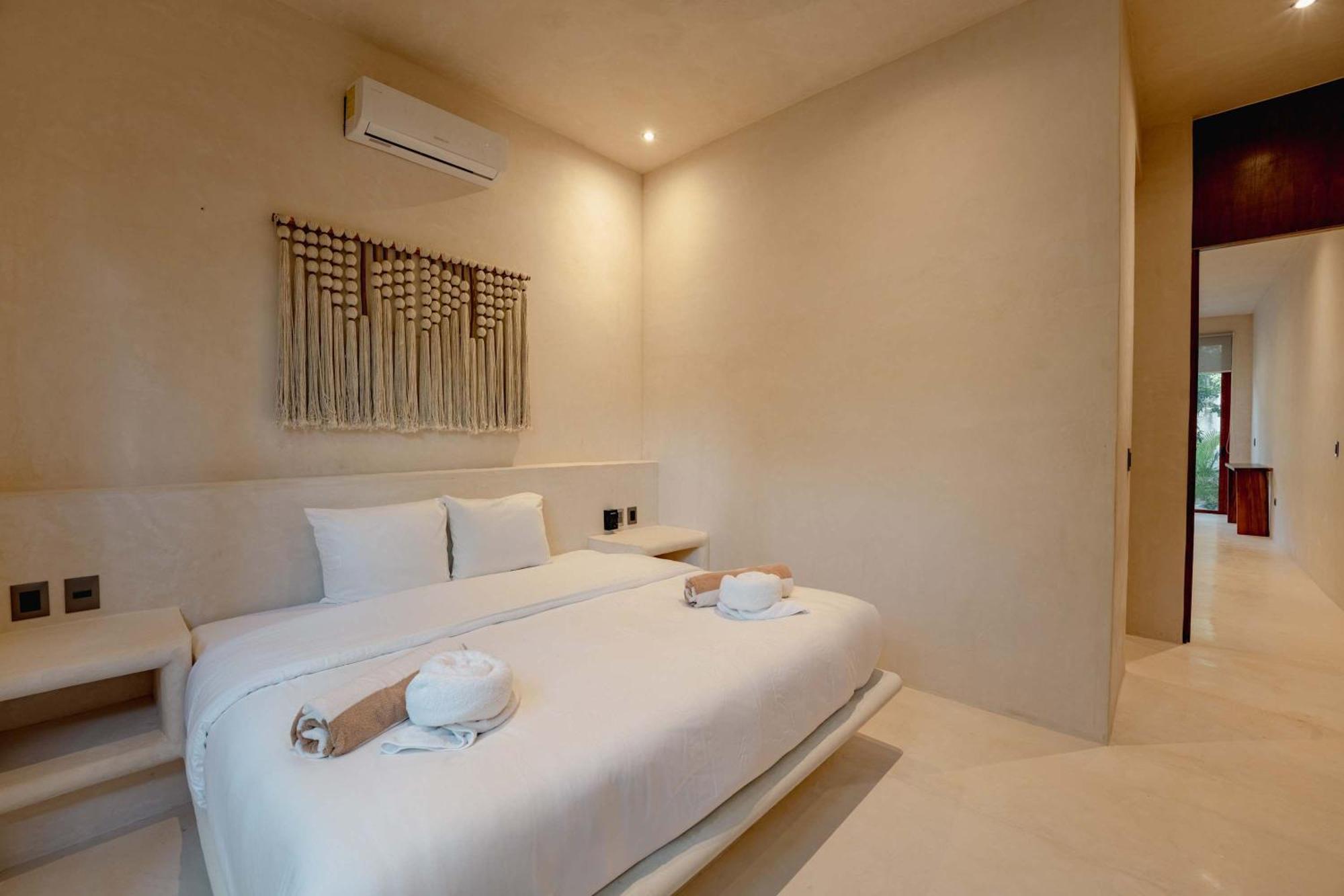 Stylish 1BR Retreat in Holistika with Private Pool, imagen 2