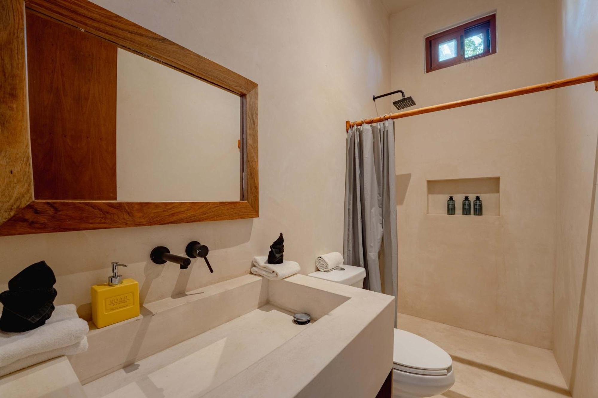 Luxury 2BR Retreat with Private Rooftop - Holistika, foto 11