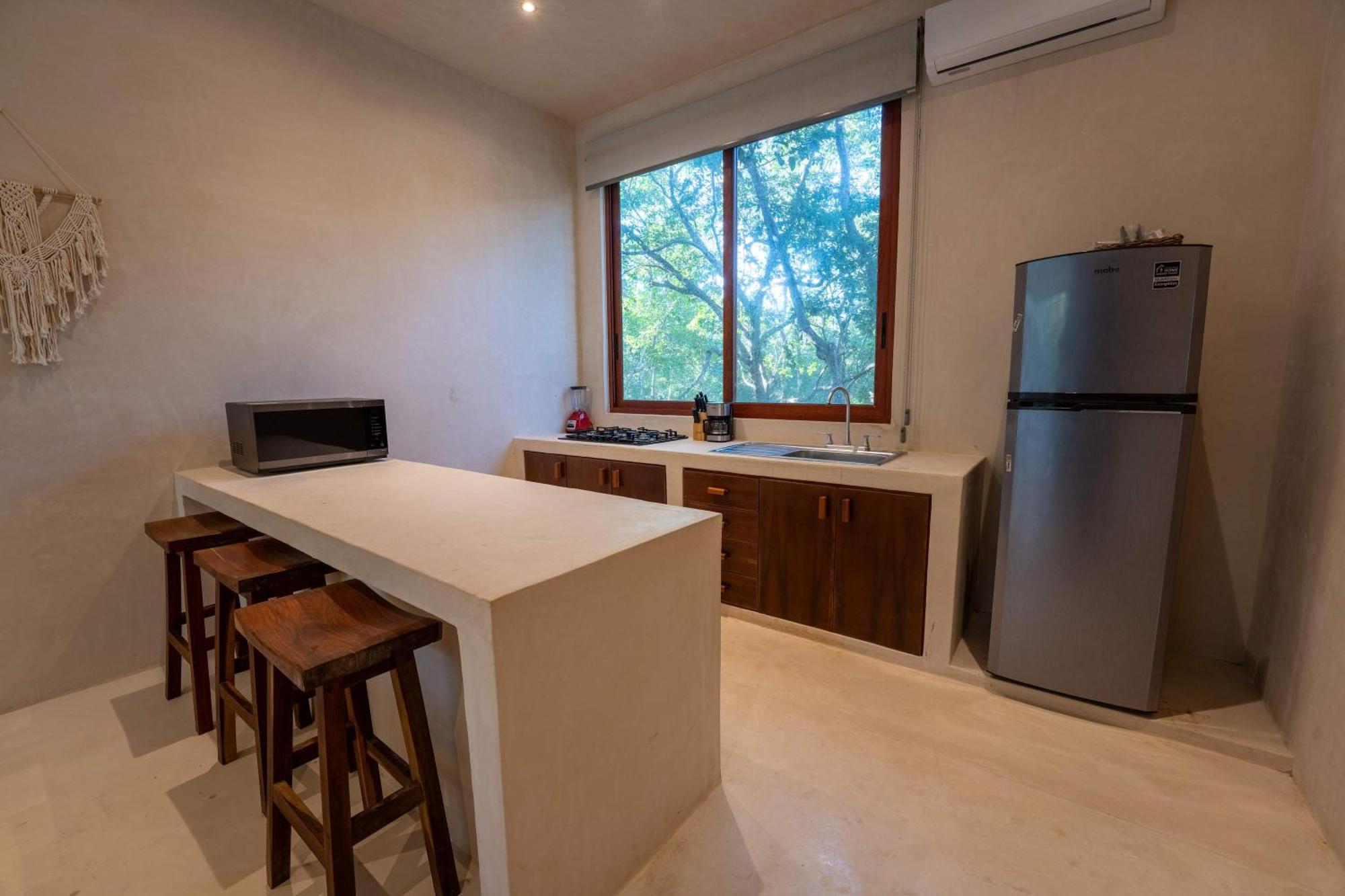 Luxury 2BR Retreat with Private Rooftop - Holistika, foto 9