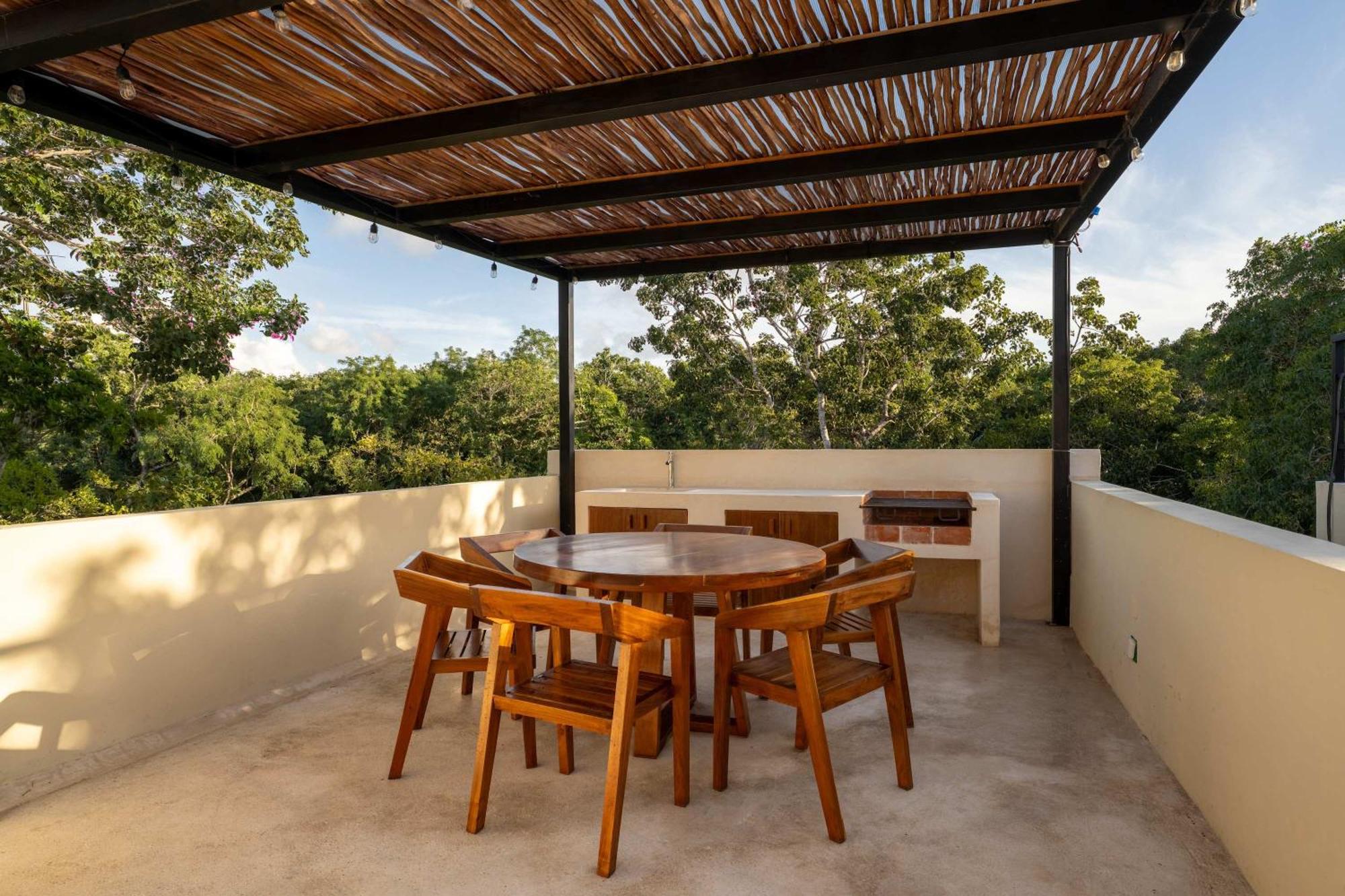 Luxury 2BR Retreat with Private Rooftop - Holistika, imagen 5
