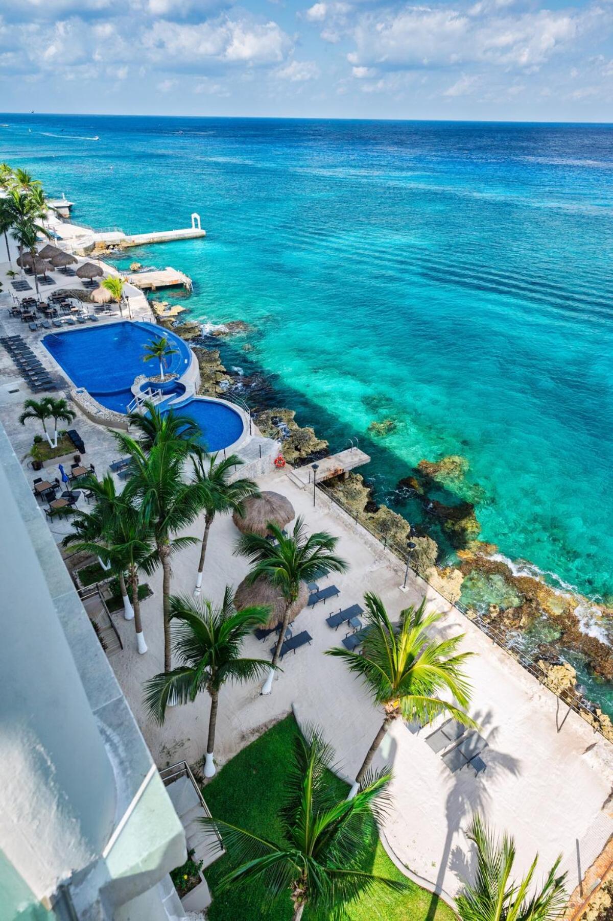 Oceanfront Luxury -4-King Suites Dive Pick Ups-Walk to Dining & Shops, imagen 2