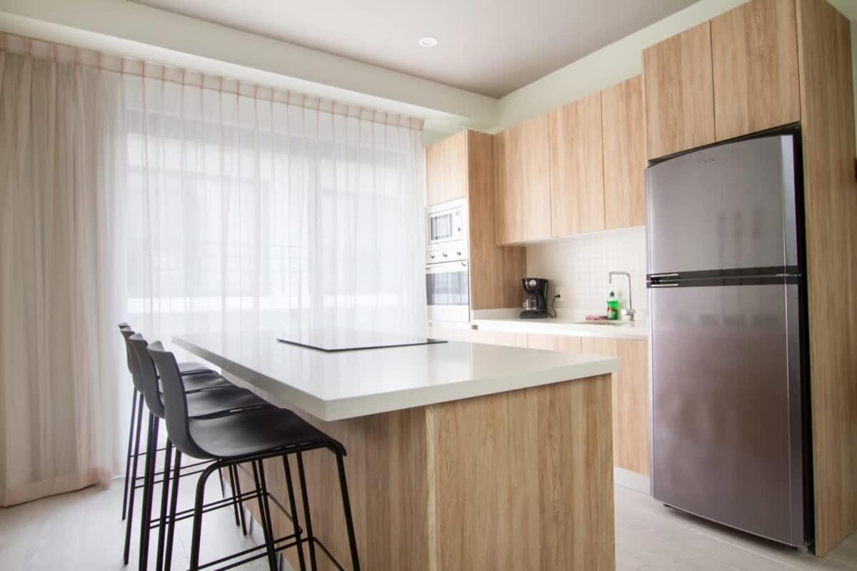 2BR Condo w Private Rooftop Pool Near Beach, imagen 5