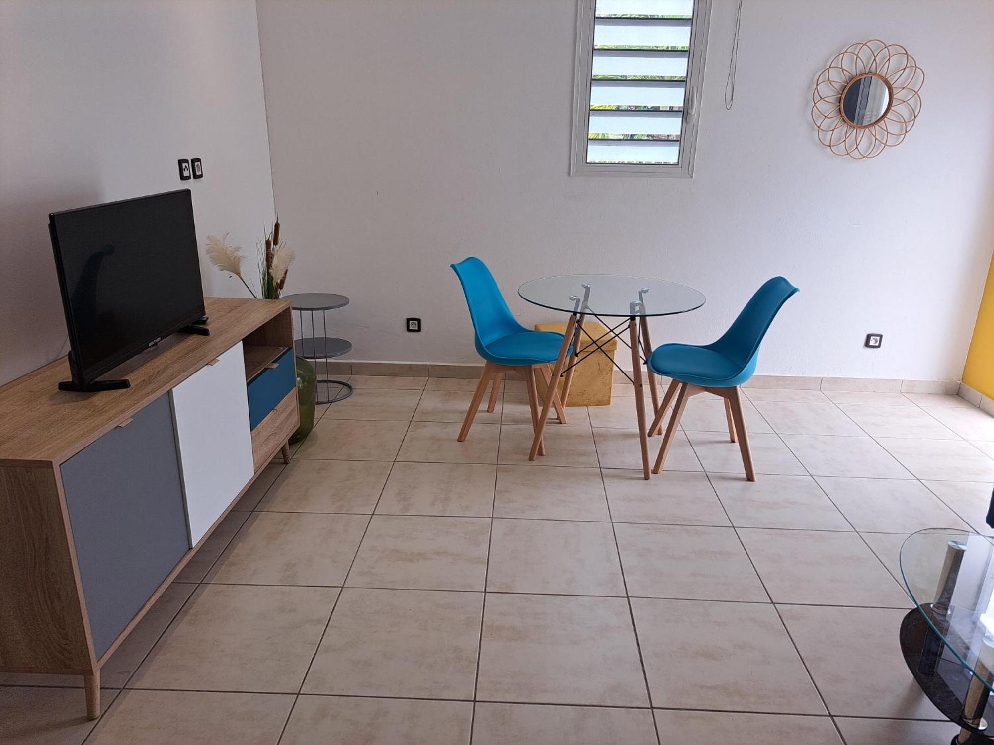Jolie F3 meuble'e avec terrasse jardin privatif et places de parkkng