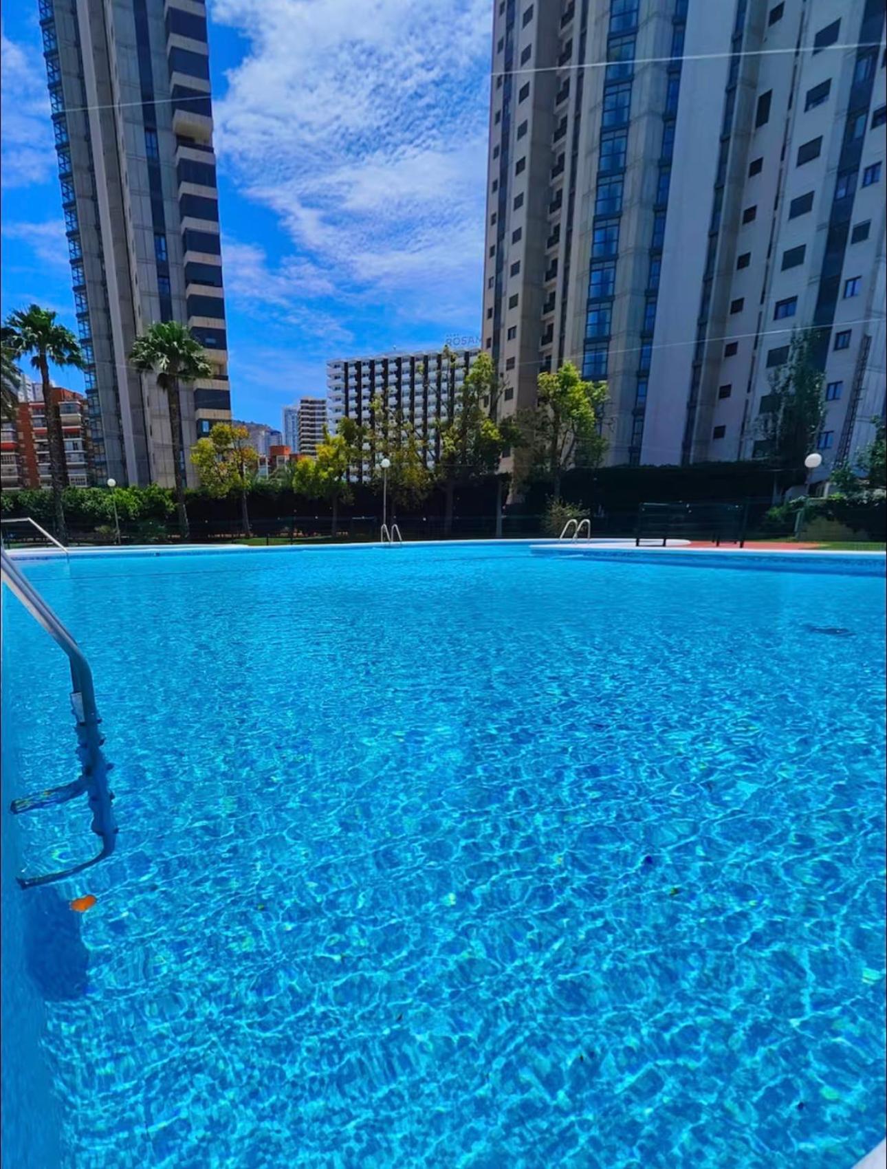 ZONA INGLESA VIP Habitación Privada Moderna en playa levante Benidorm habitación funcional apartamento compartido