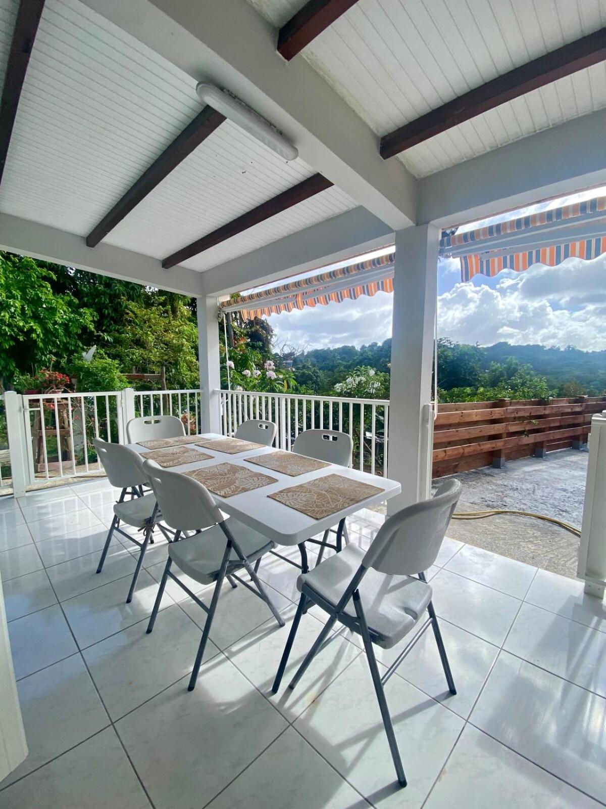 Bas de villa avec terrasse et vue dégagée