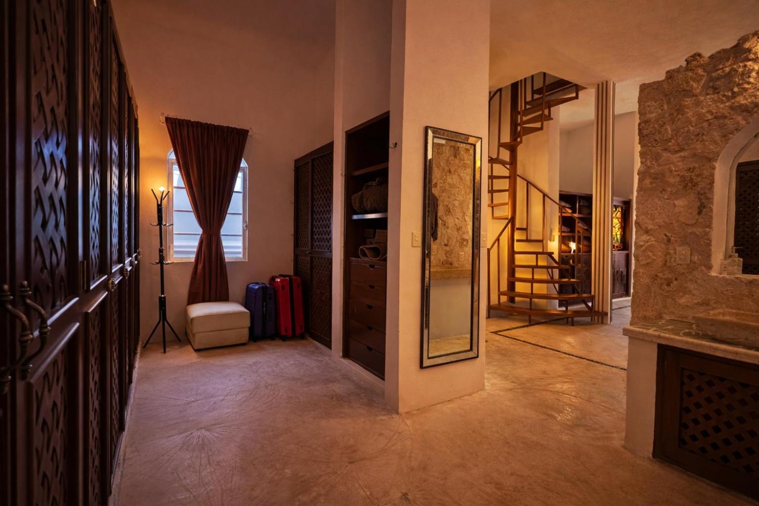 Romantic Luxury Villa with Rooftop Jacuzzi - 50m from Beach, foto 9