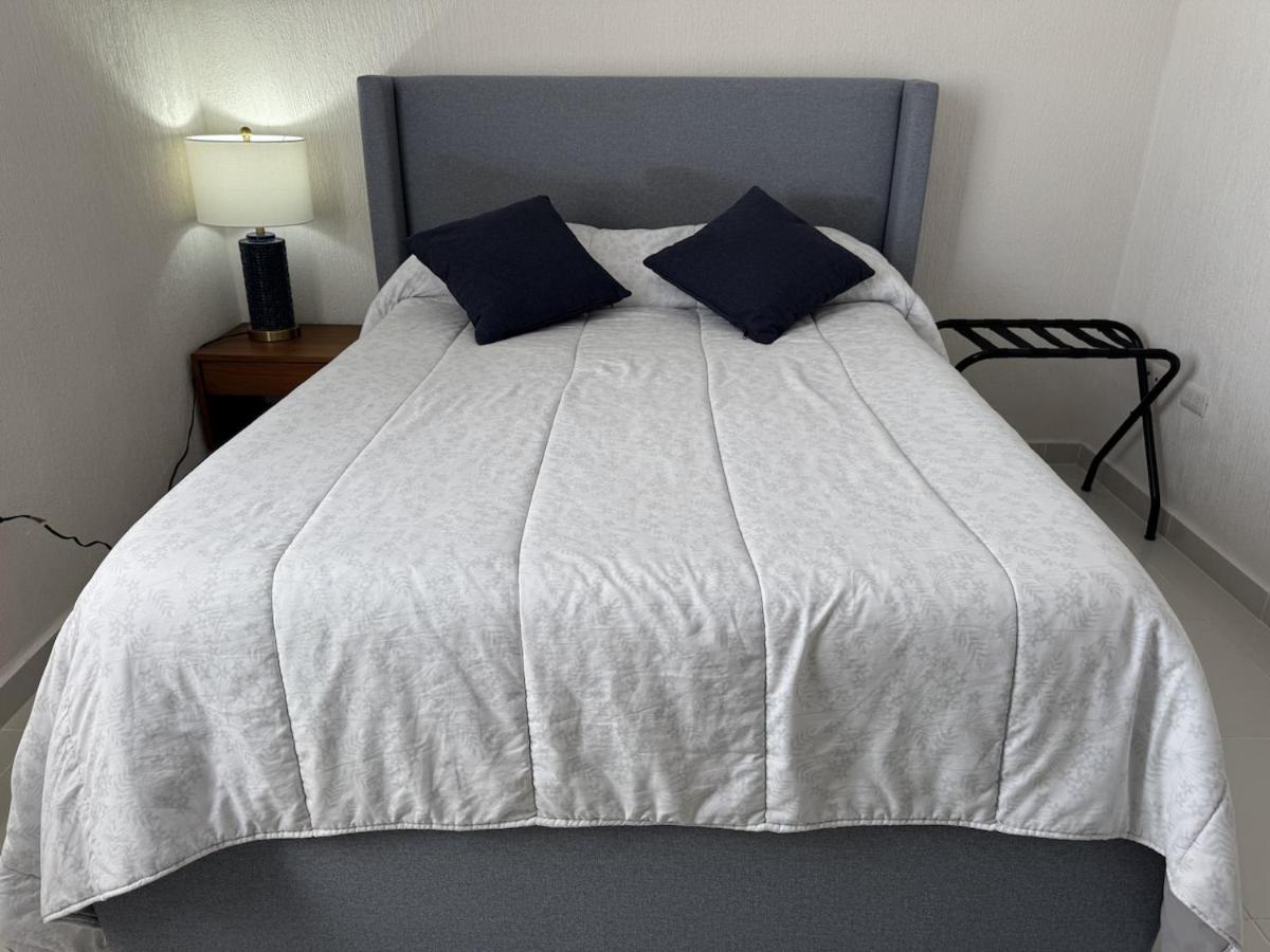 Comfortable 2BR Condo pool & gym, foto 11