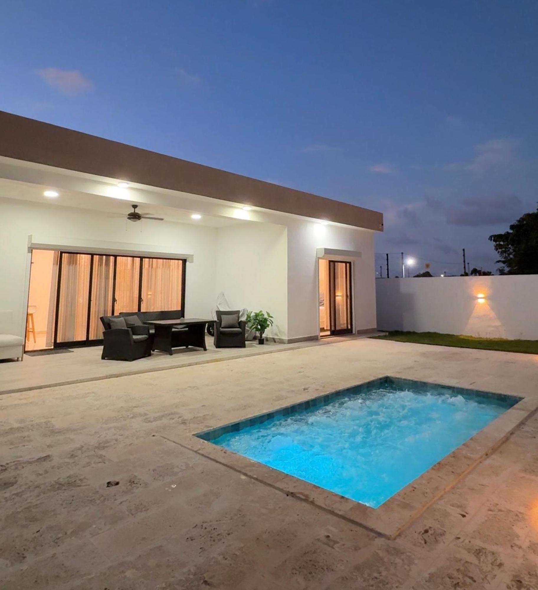 Modern 2BR Villa with Private Pool, Starlink WiFi, Security, Near Macao Beach, imagen 3