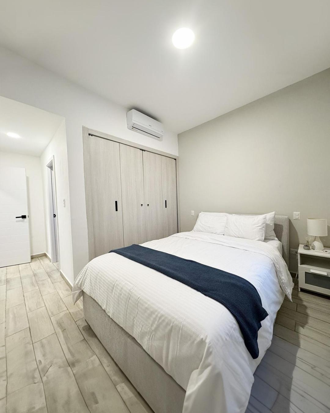 White Sands Tropical Oasis with Private Pool 3 Mins to the Beach, imagen 5