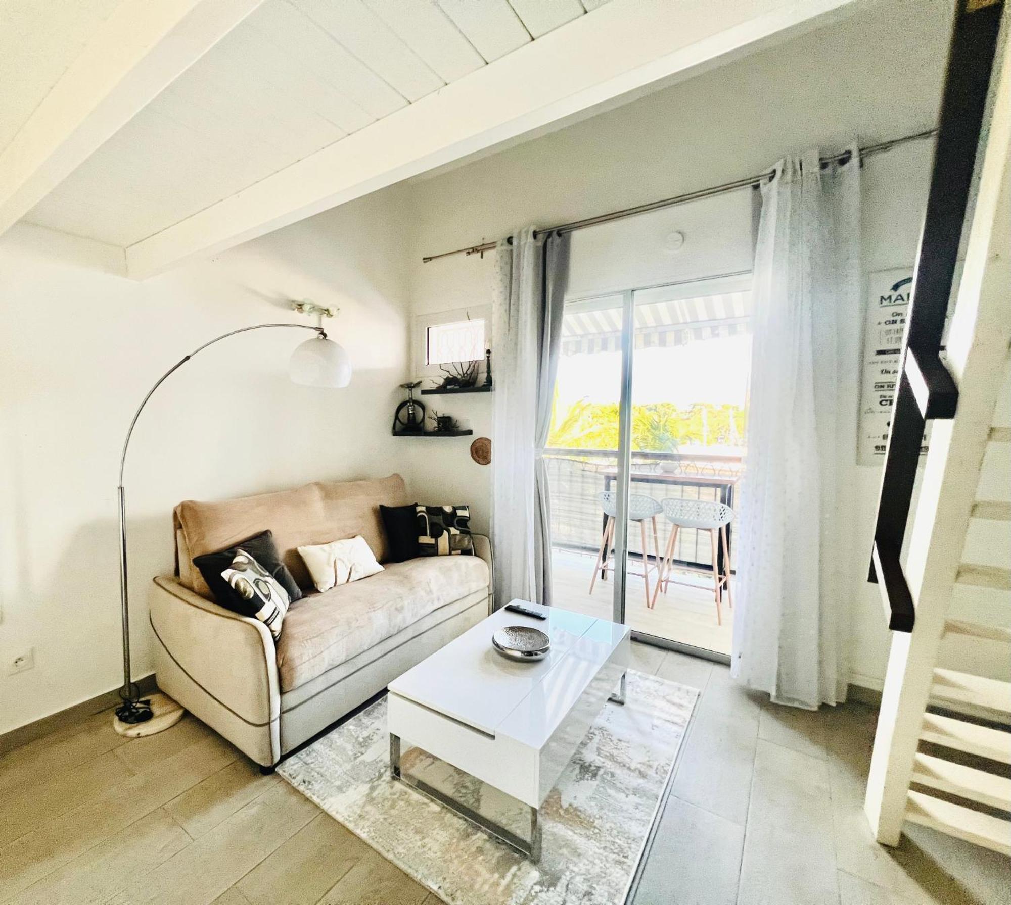 Duplex Marina gosier- vue Mer et bateaux équipé d'une citerne reliée à l'eau de ville