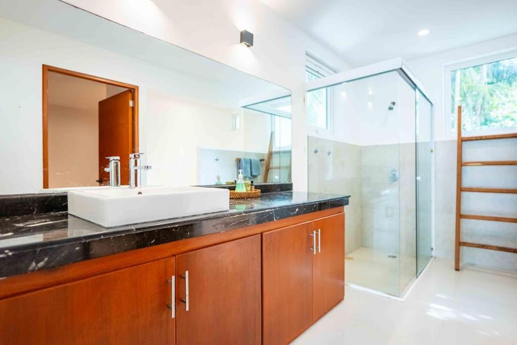 Beachfront paradise with private pool ocean view full kitchen & shaded patio - Villa Mandala, foto 12