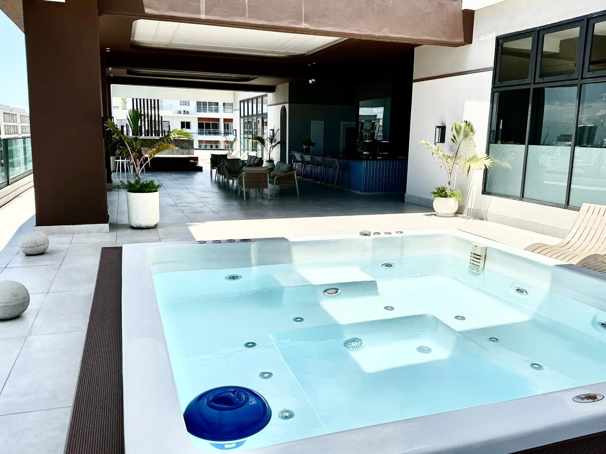 Luxury Designer Suite, Infinity Pool,City Views, imagen 5