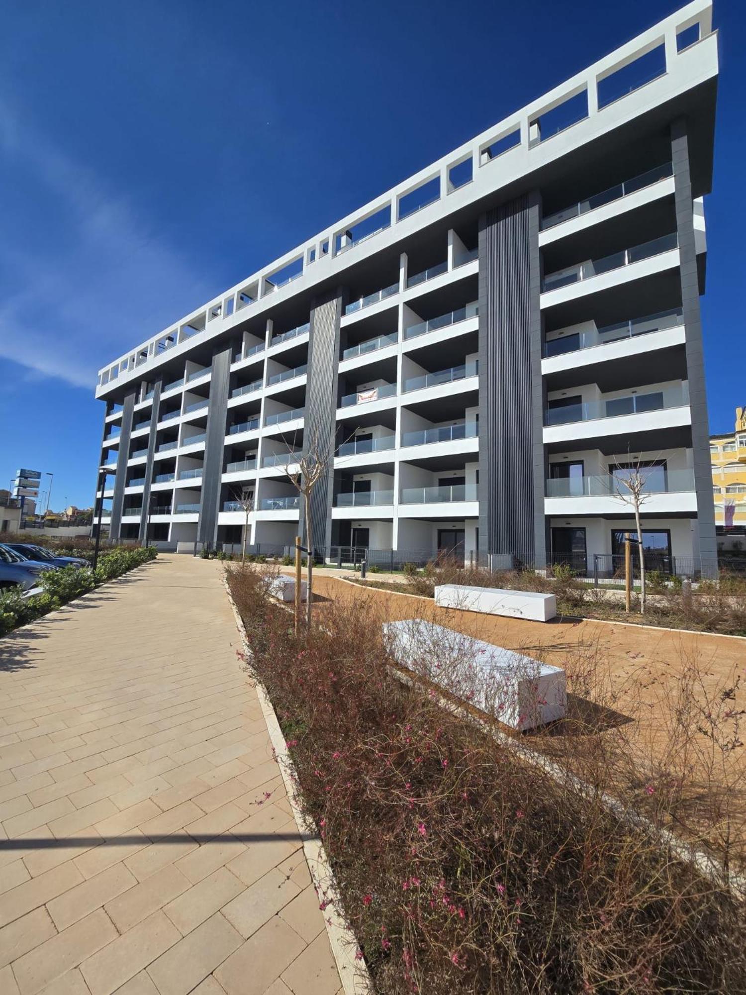 Modern ground floor La Mata apartment with direct access to the pool