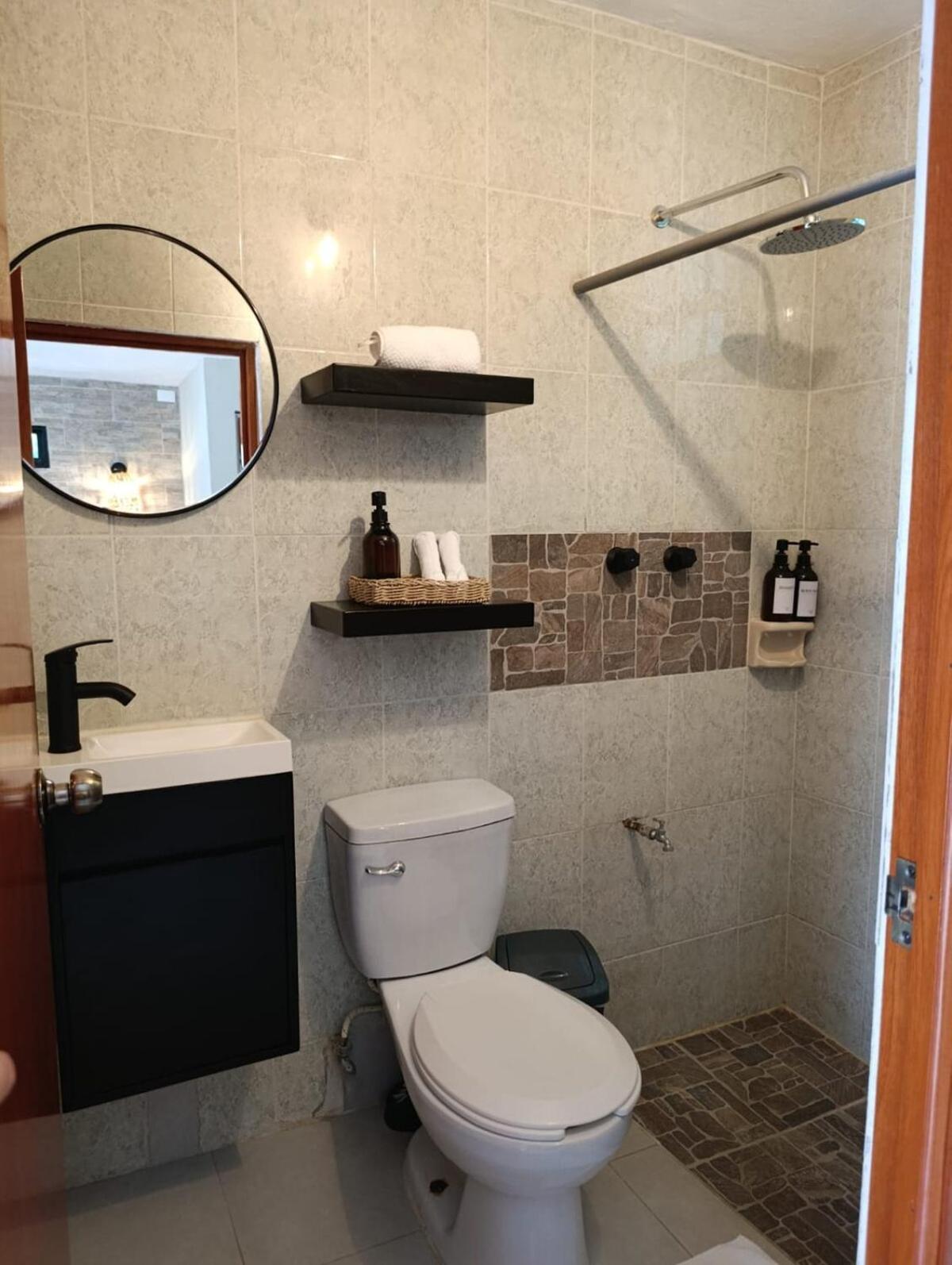 Private House with Pool, 2 Bedrooms & Parking, imagen 3
