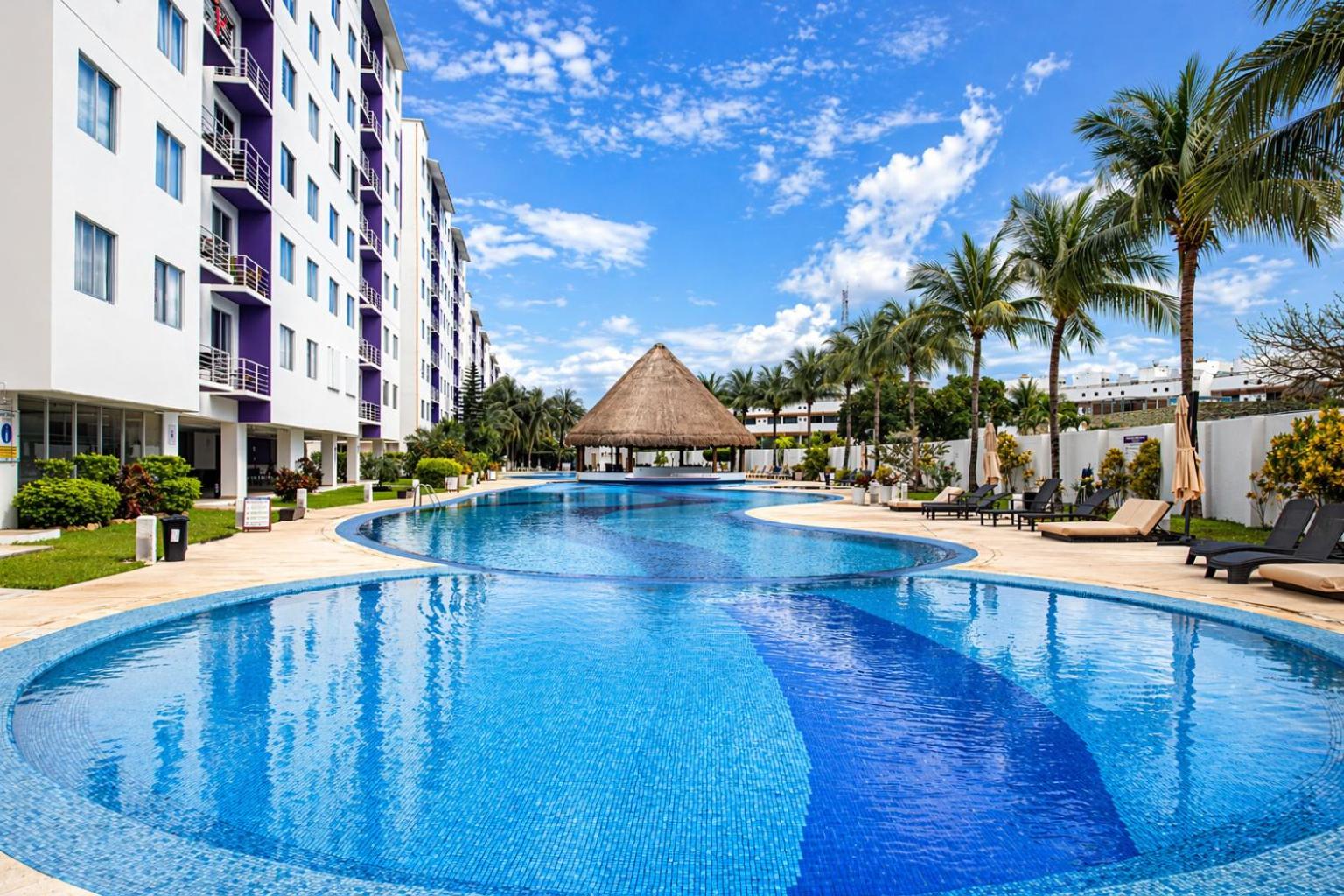 2BR Resort Apartment Cancun Pool WiFi AC, imagen 3