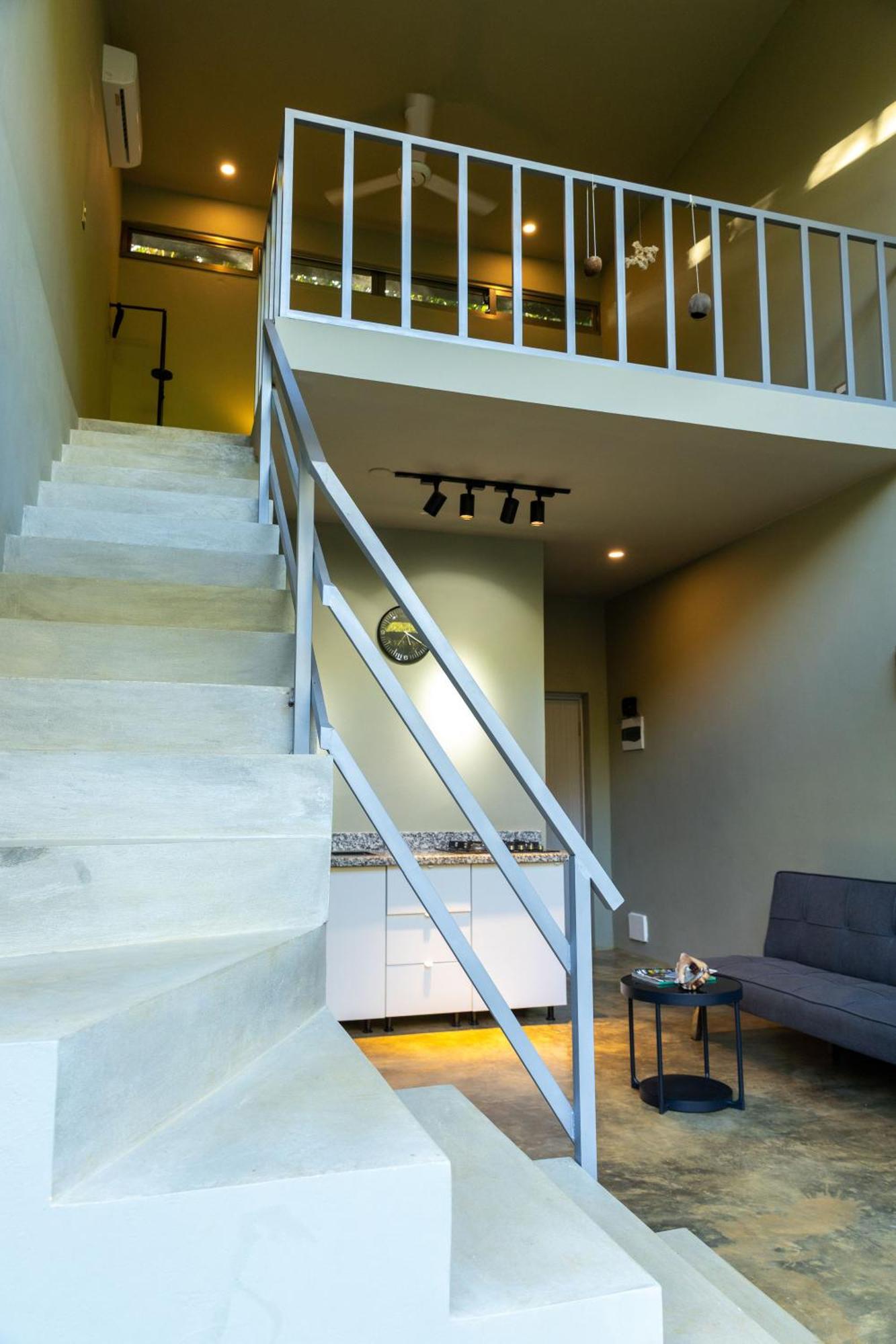 Elegant and Stylish - Riverside Tiny House Apartment, imagen 3