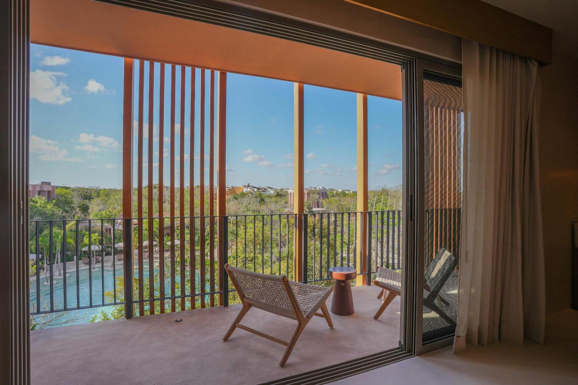 1BR Jungle Escape in Aflora Condo with Private Pool, foto 11