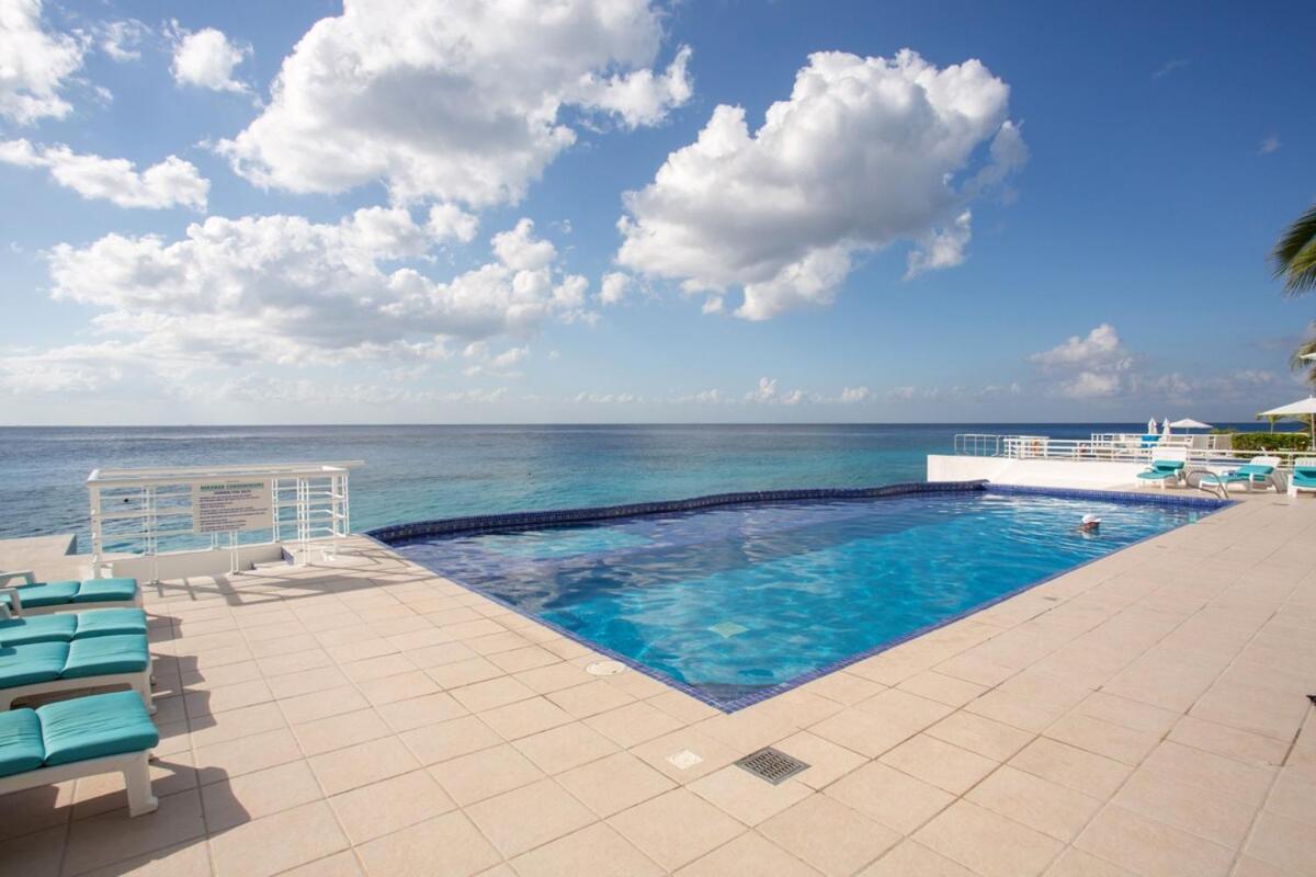 Oceanfront Escape Sunset Views and Caribbean Breeze, imagen 3