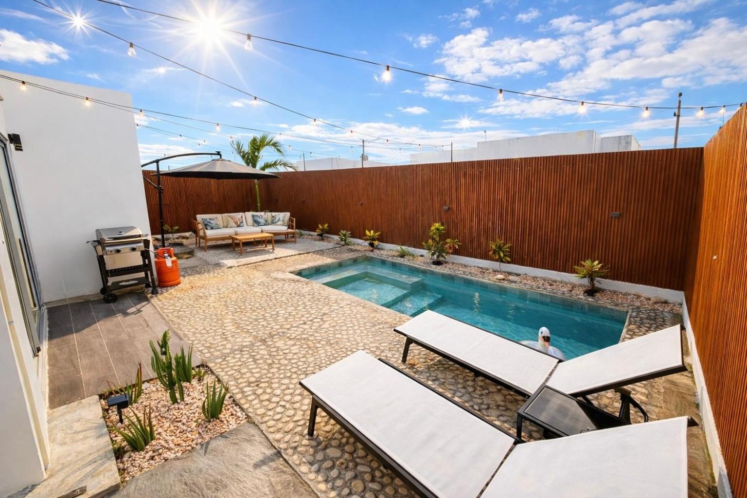 Stylish Family Villa with Private Pool & Yard, imagen 2