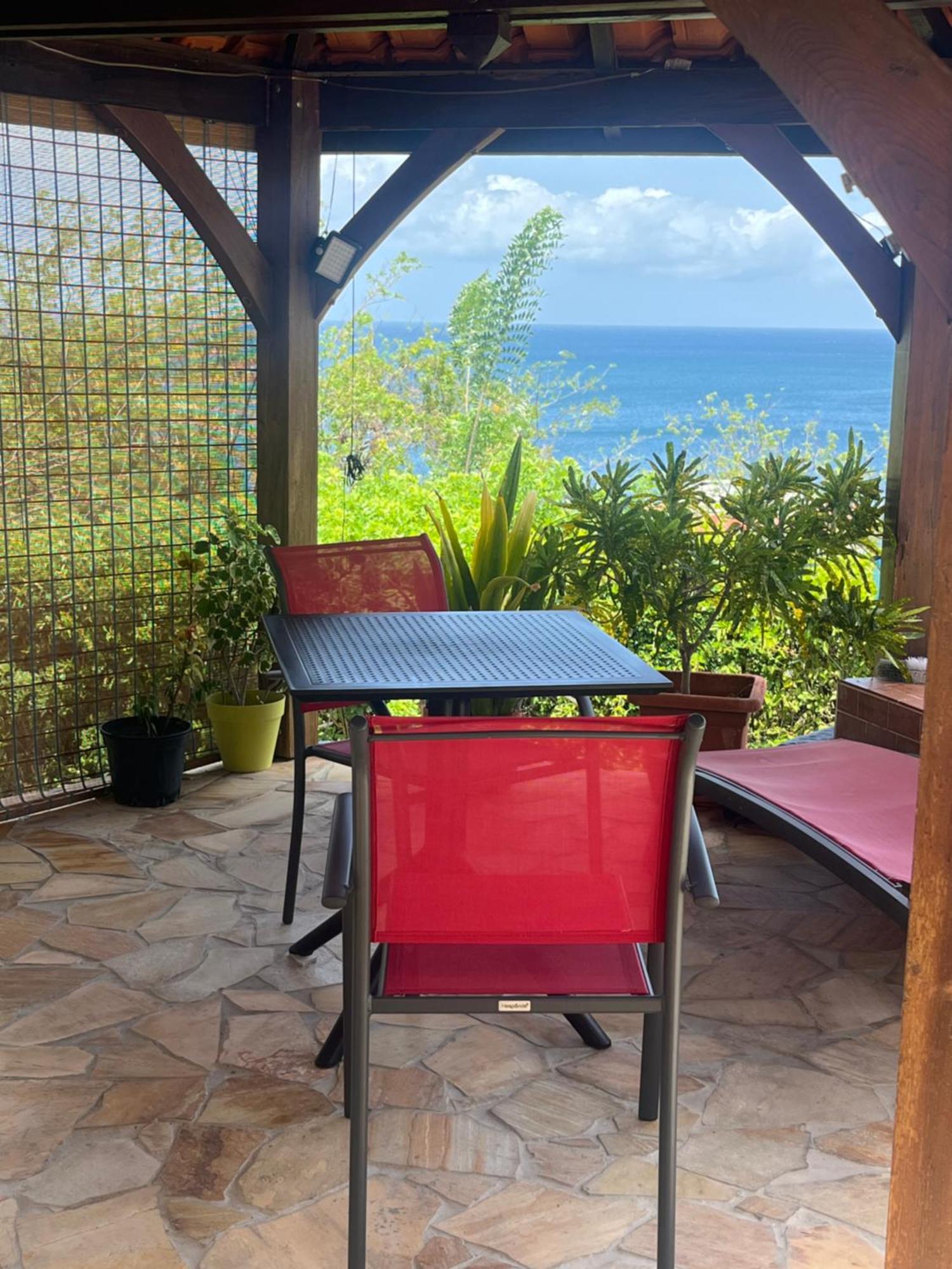 Villa Shoelcher, joli T2 a 3 min de la mer à pied, avec piscine