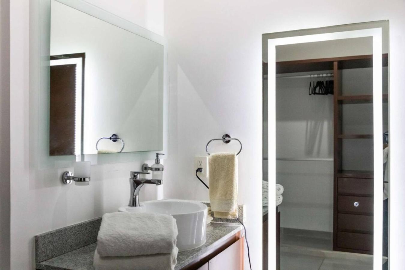 Spacious Apt with 2BR and Pool, foto 16