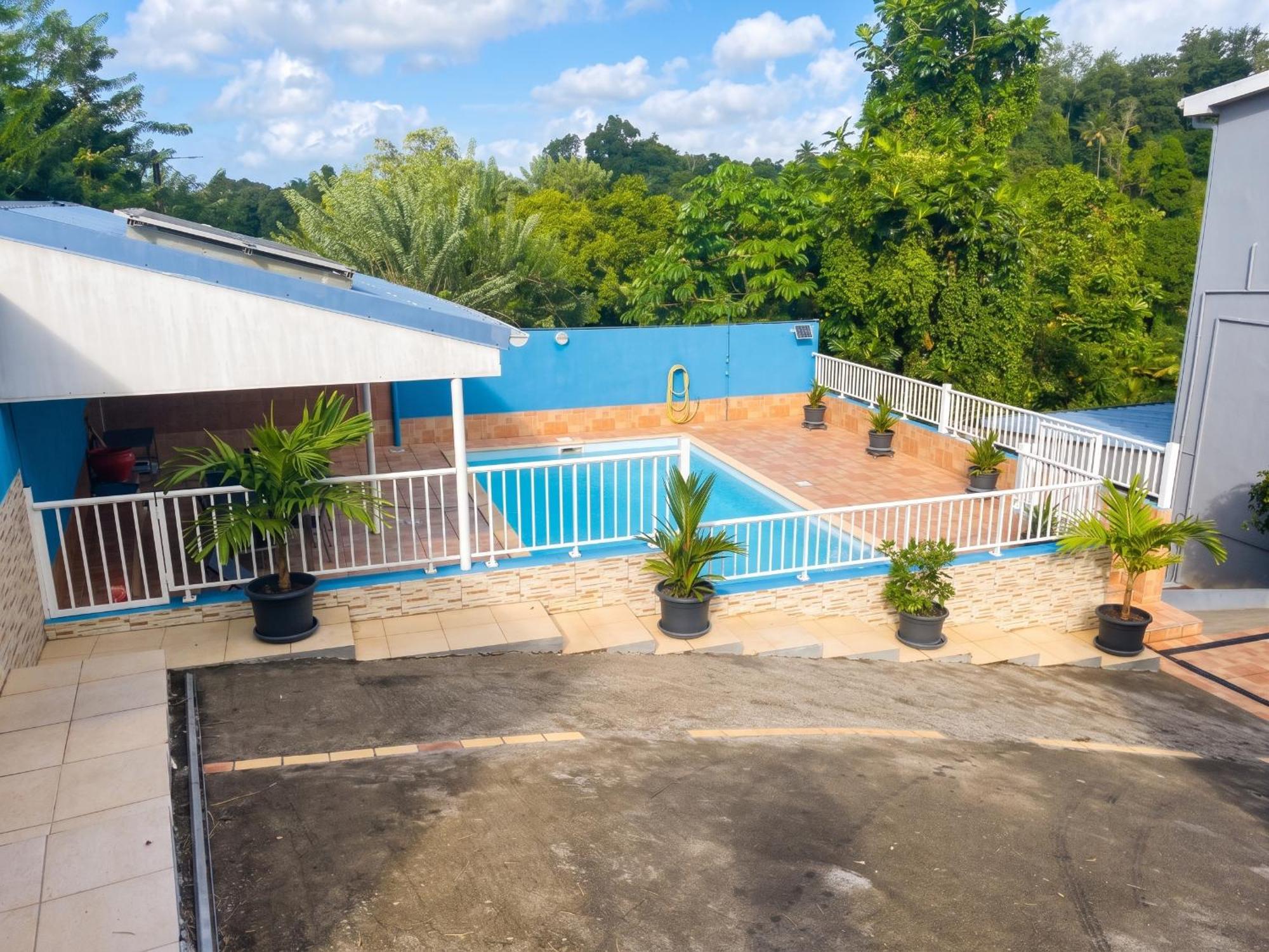 Villa charmante près de Saint-Esprit avec piscine privée