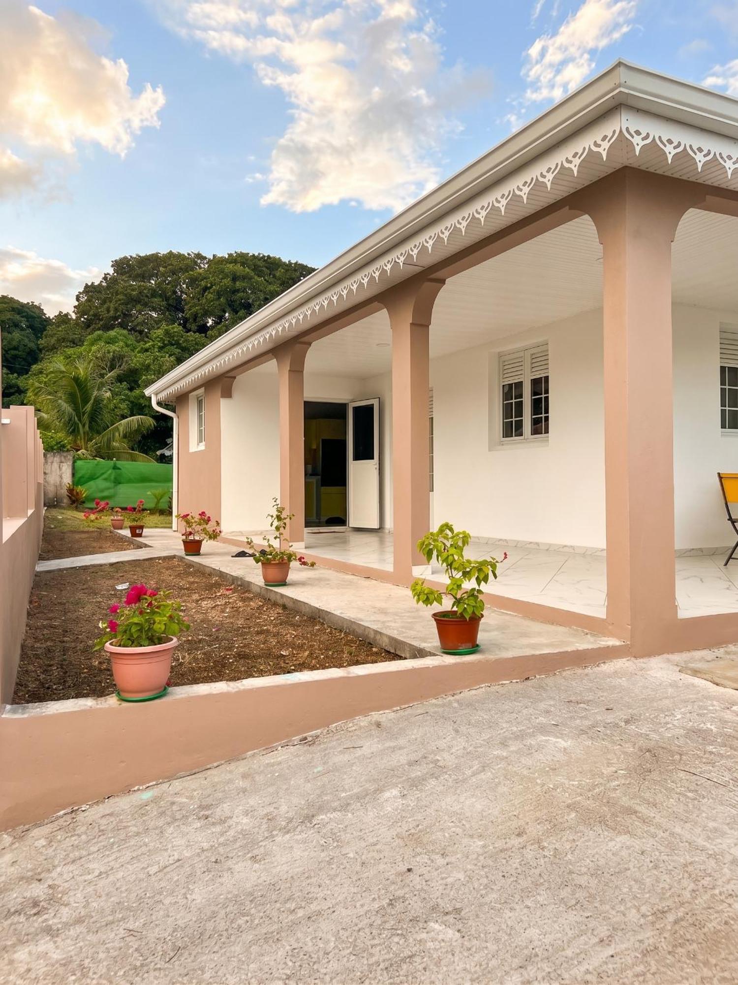Maison charmante au Vauclin avec jardin clôturé.