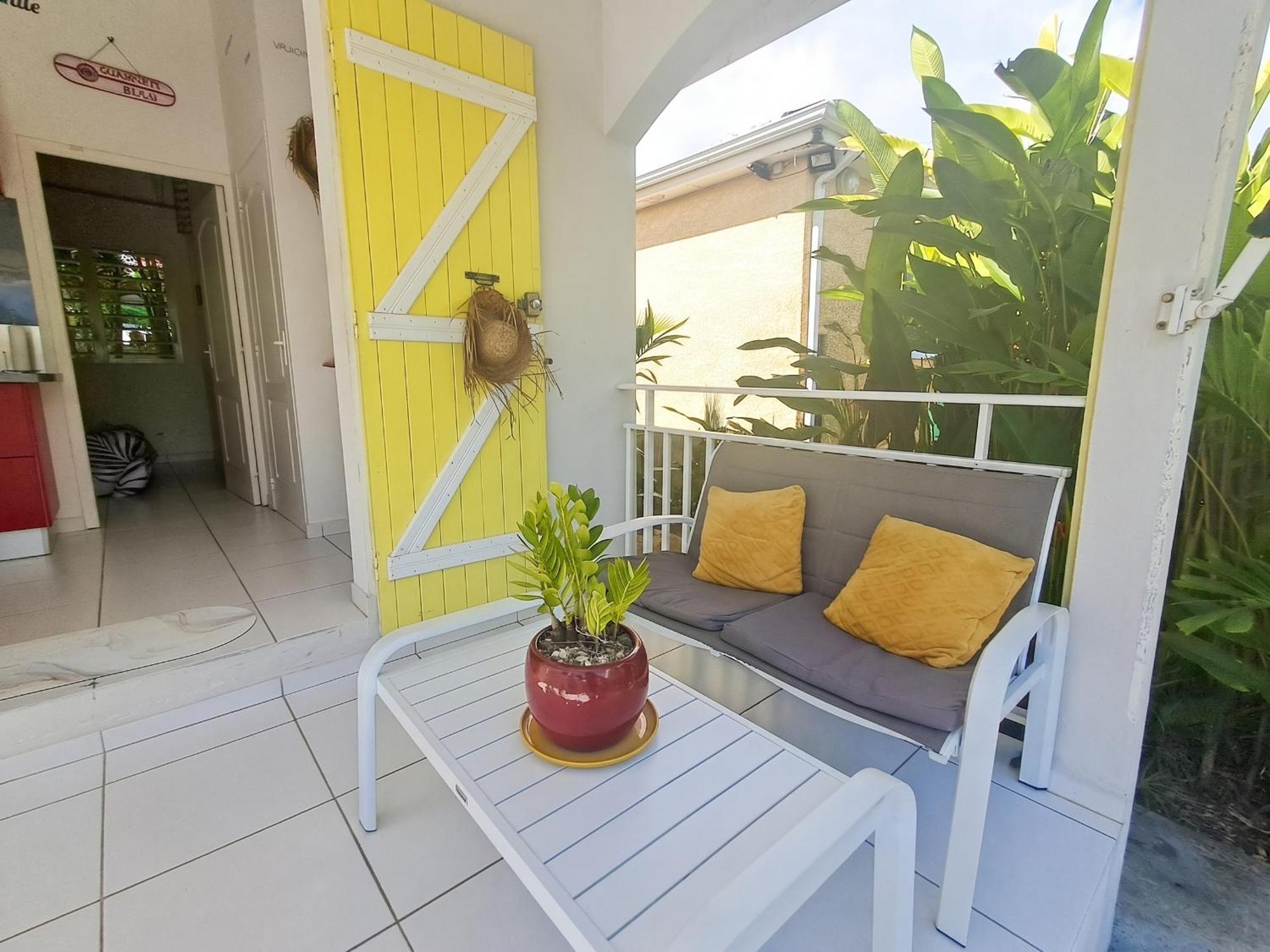 Bungalow confortable à Sainte-Anne, 30 m² avec jardin