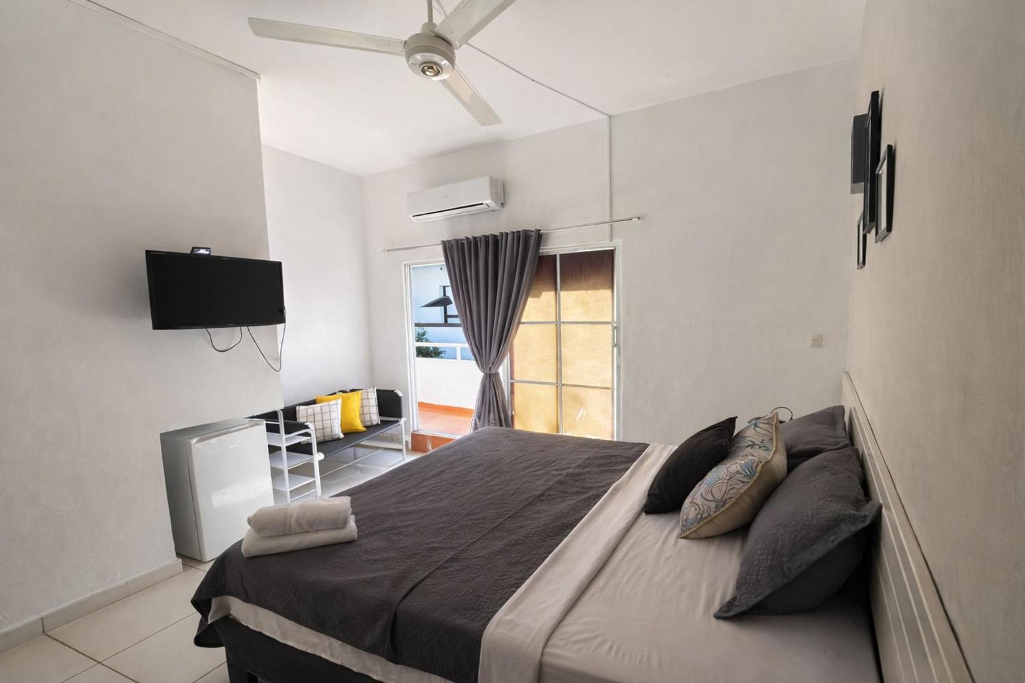Balcony Street View Bedroom, imagen 4