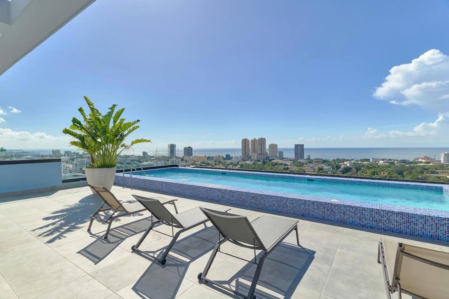 Ladiana Sview Farallonsd Poolgymdowntown