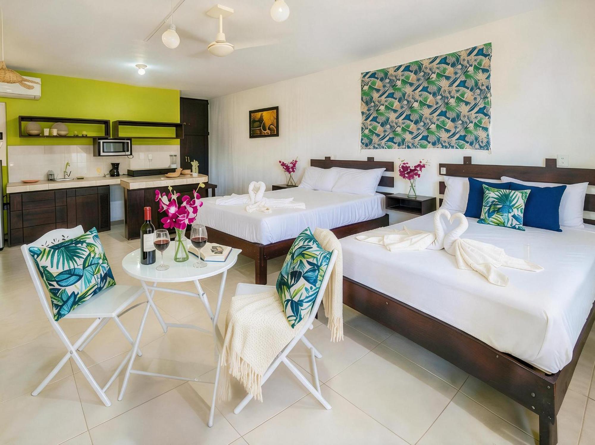 Boutique Romantic King & 2BR Suites, Sleeps 2-8, #1 Beach Mexico & Cenote - 8 Min Walk, Kitchen, Fast WiFi, AC, Bikes, imagen 5
