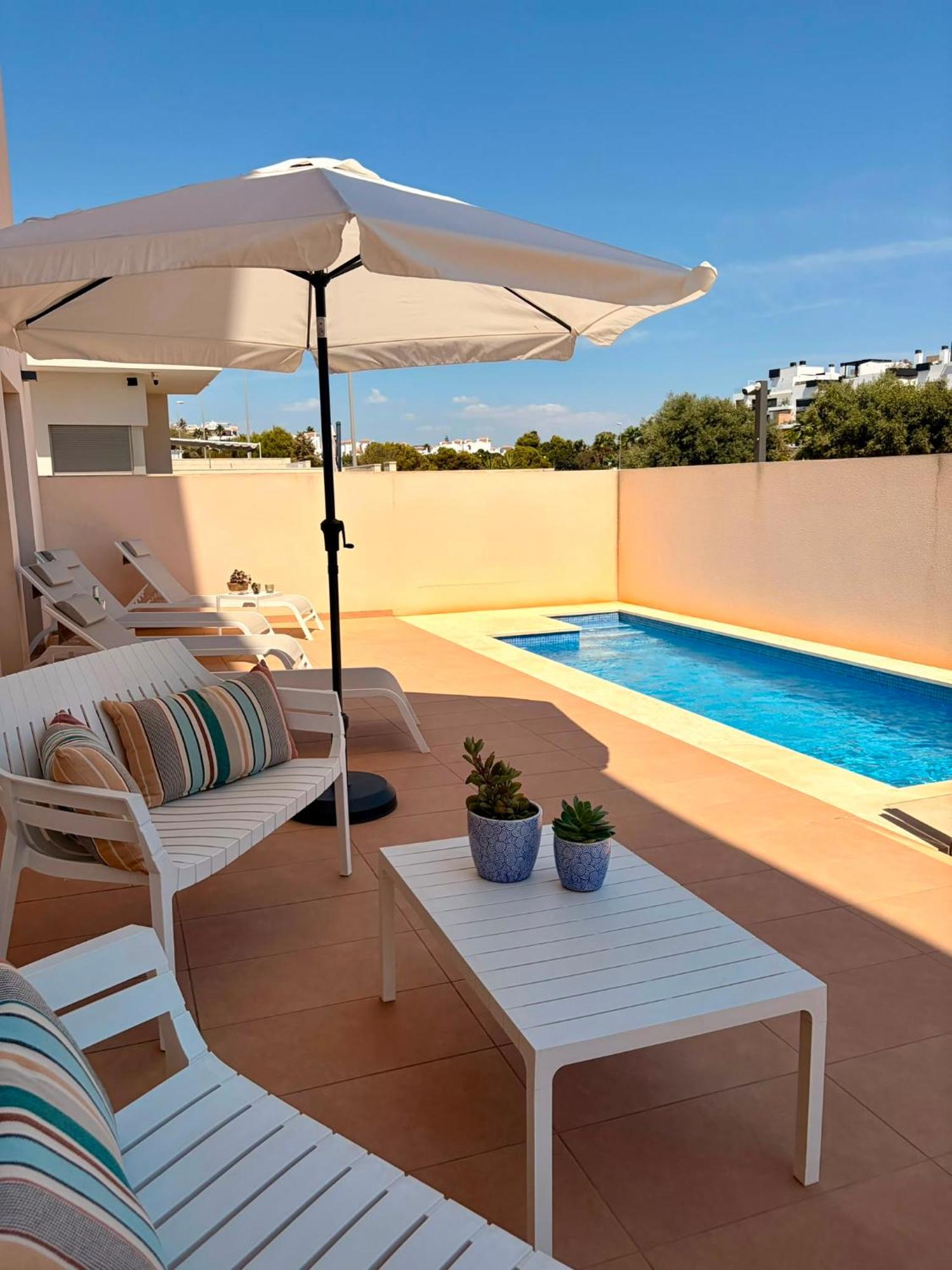 Apartamento con piscina privada en Jardines de Montesolana