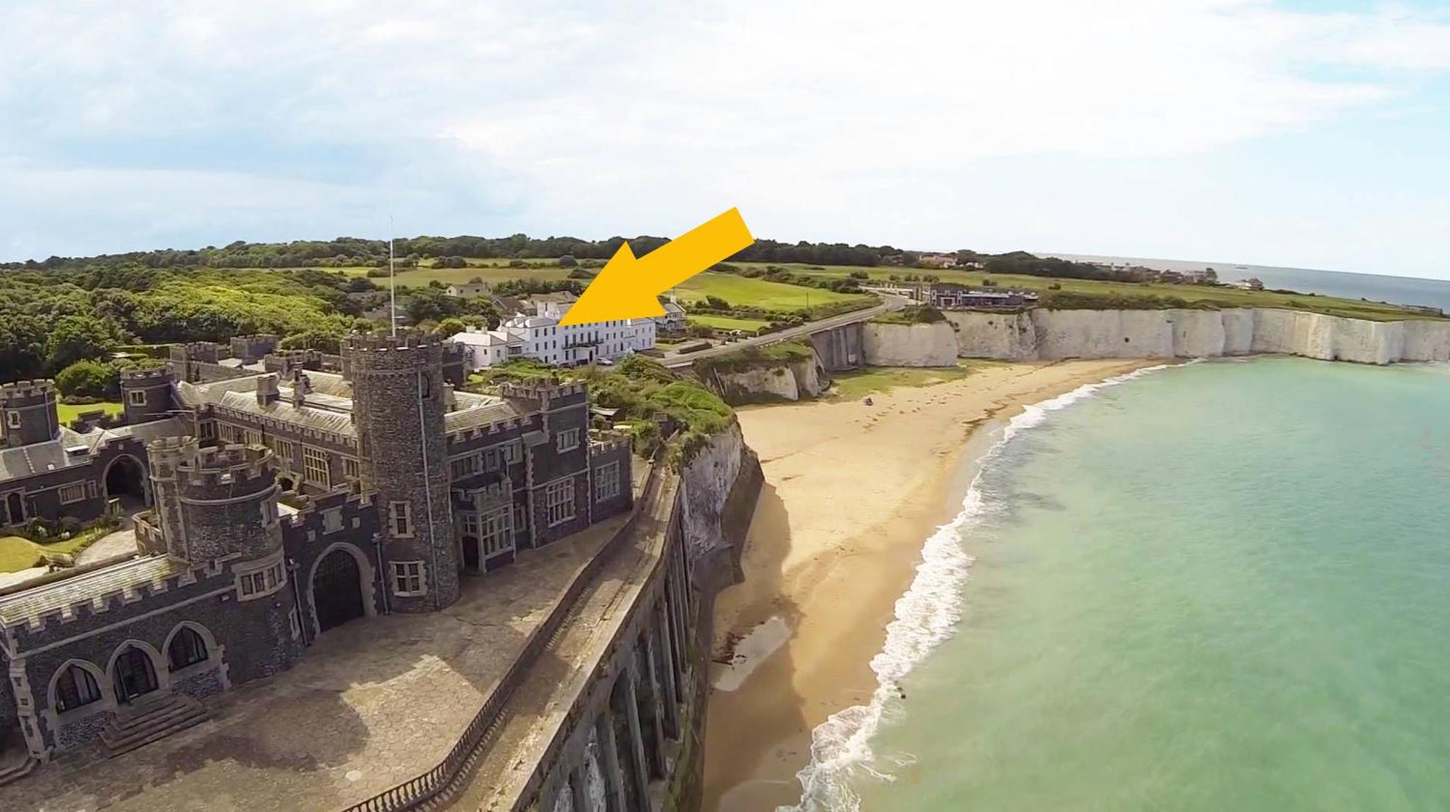 Historic beachfront with a parking space - Direct Accessibility to Kingsgate Bay